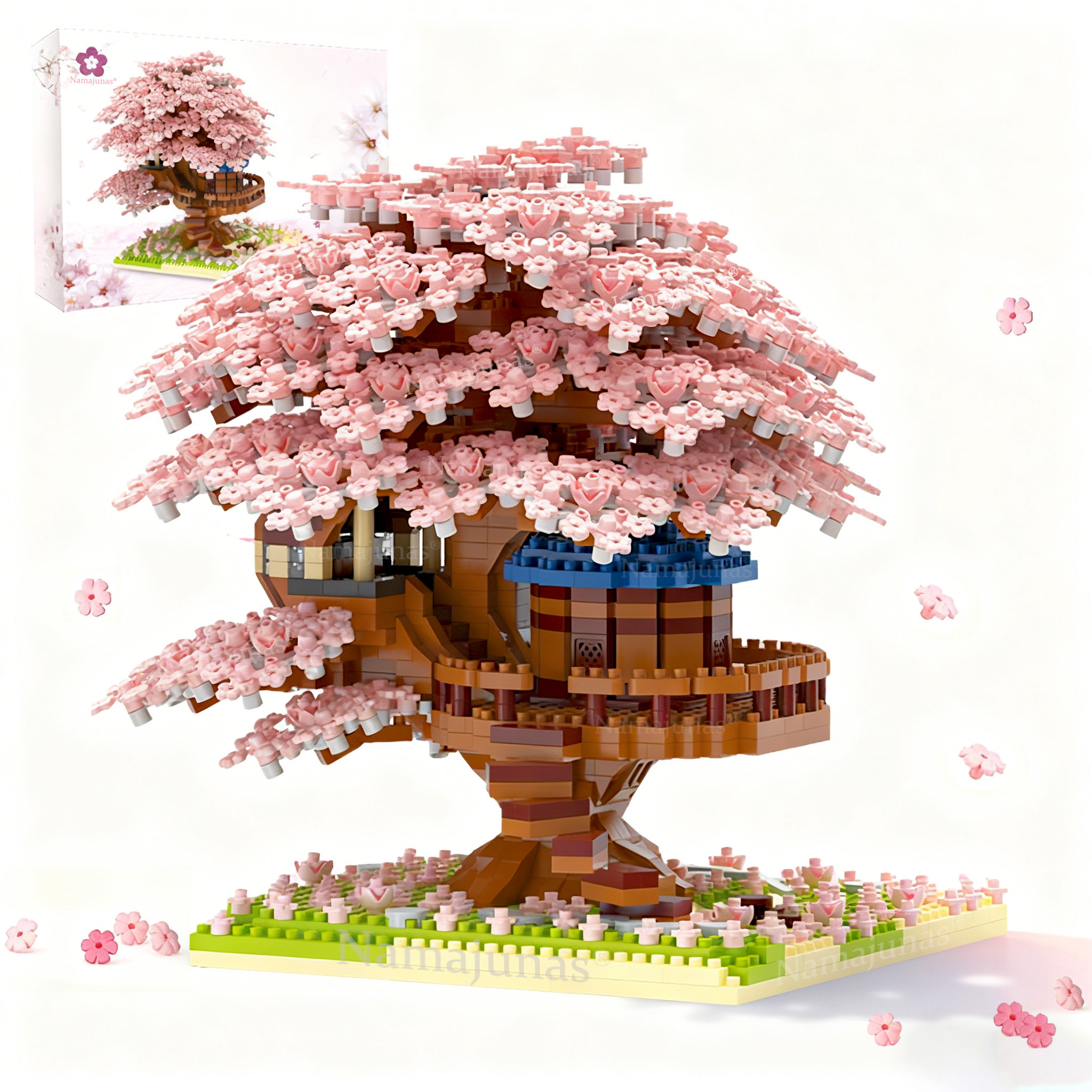 Ein Baumhausmodell mit rosa Blüten. Es besteht aus Blöcken und steht auf einer grünen Basis mit verstreuten rosa Blüten.