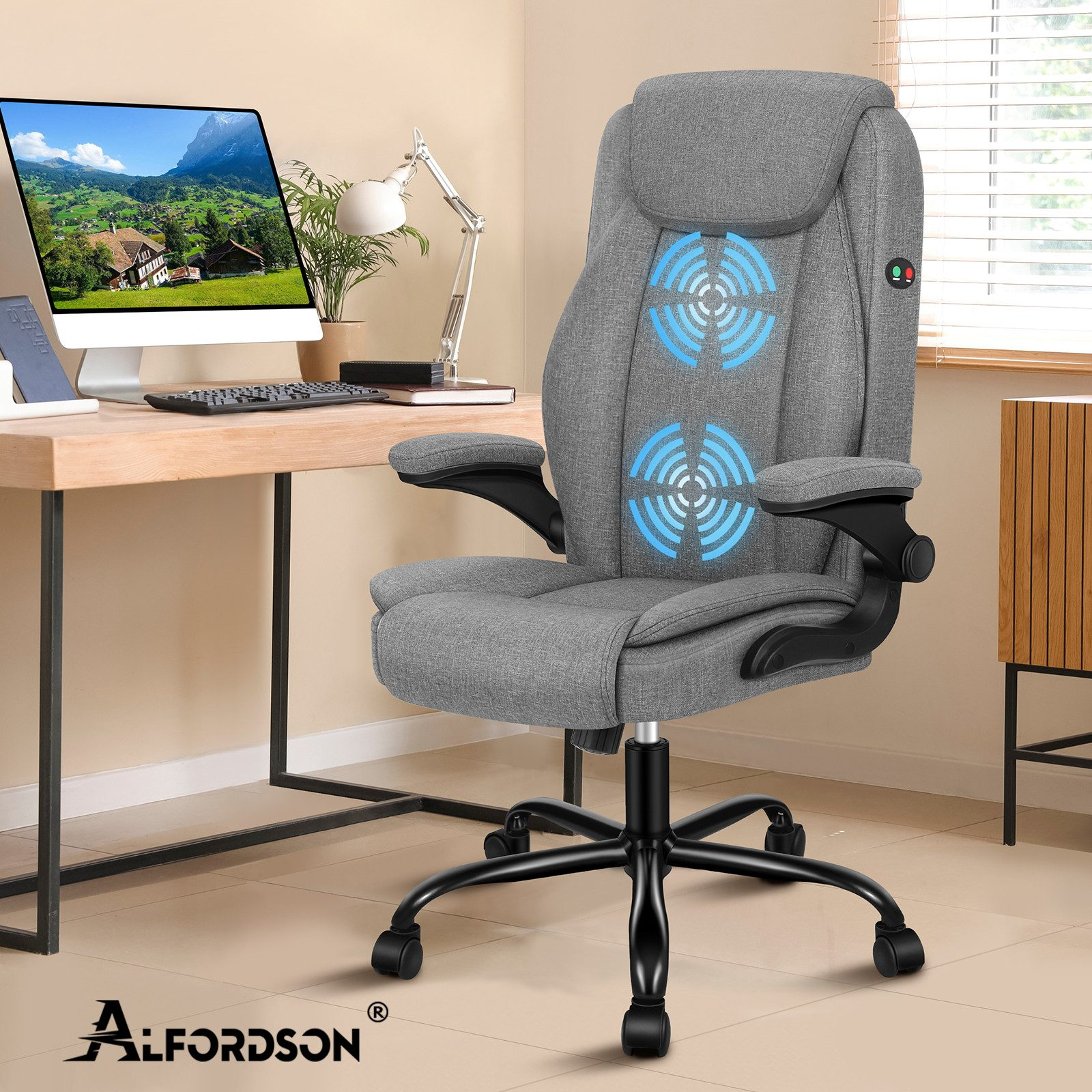 Ein grauer Bürostuhl mit Massagefunktion steht in der Nähe eines Schreibtischs mit Computer. Im Hintergrund befinden sich ein Fenster und ein Schrank.
