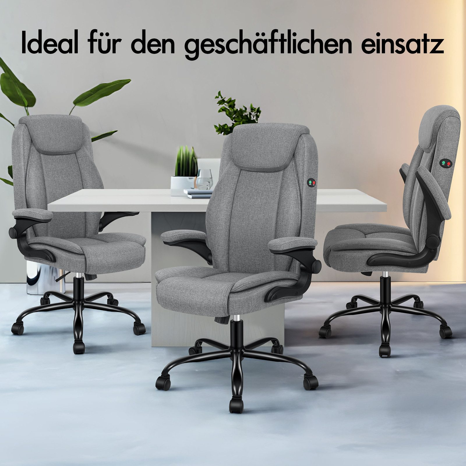 Drei graue Bürostühle mit schwarzen Gestellen stehen um einen weißen Tisch. Pflanzen sind im Hintergrund.