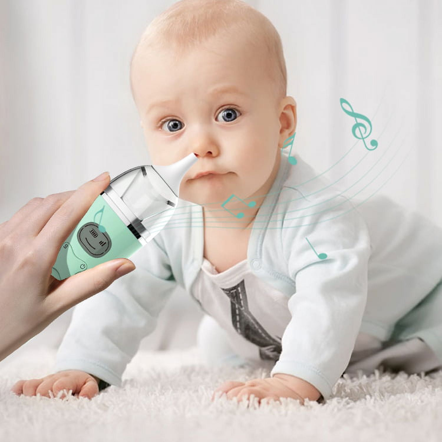 Ein Baby wird mit einem Nasensauger behandelt. Das Baby krabbelt auf einem weißen Teppich. Musiknoten sind im Hintergrund.