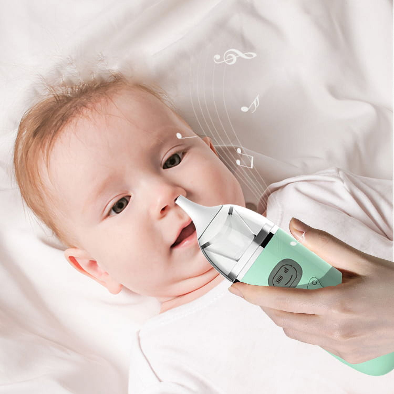 Ein Baby hat einen Nasensauger in der Nase, gehalten von einer Hand. Musiknoten umgeben das Baby, das auf weißen Laken liegt.