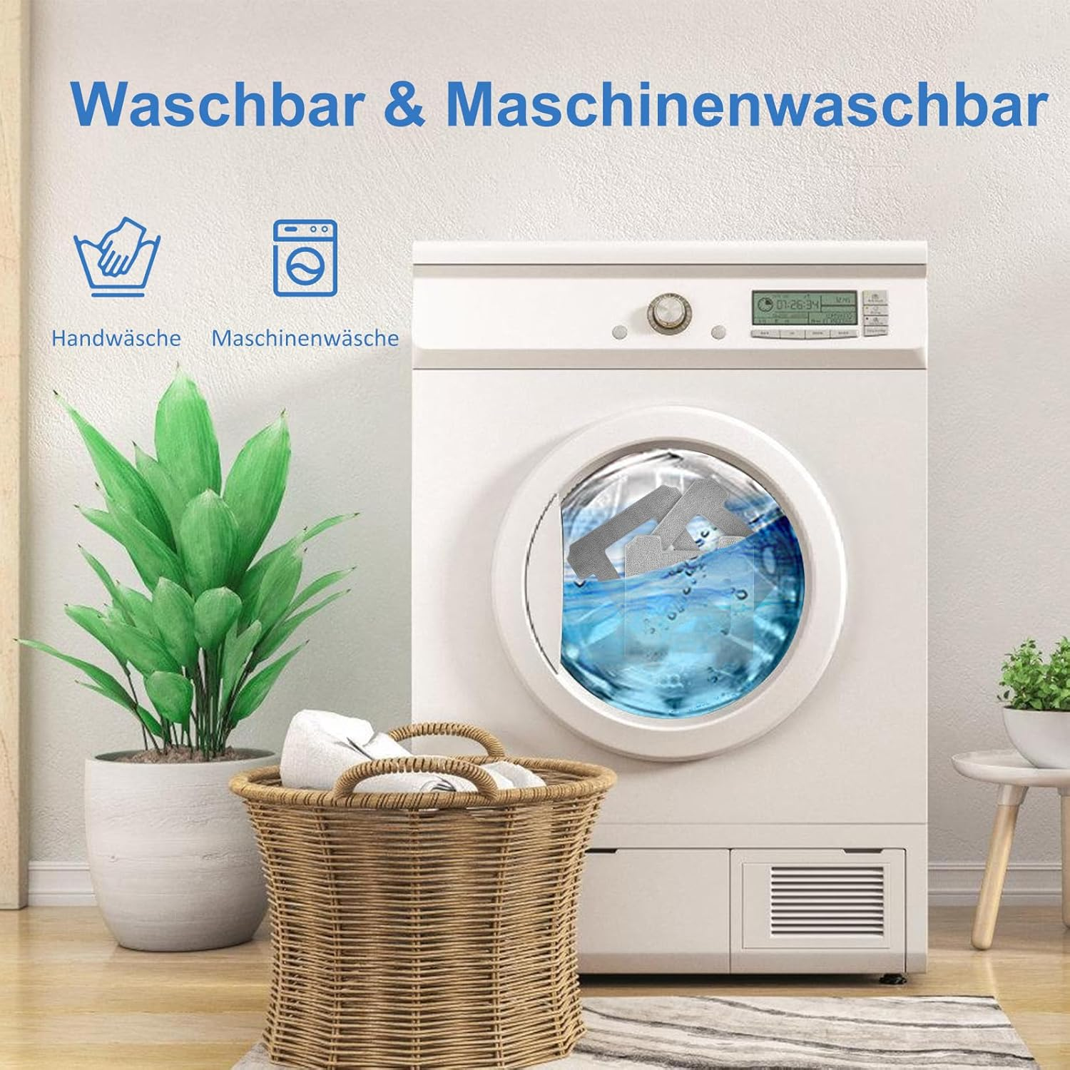 Eine Waschmaschine ist abgebildet. Ein Korb mit Kleidung, eine Pflanze und ein kleiner Tisch mit einer Pflanze sind sichtbar.