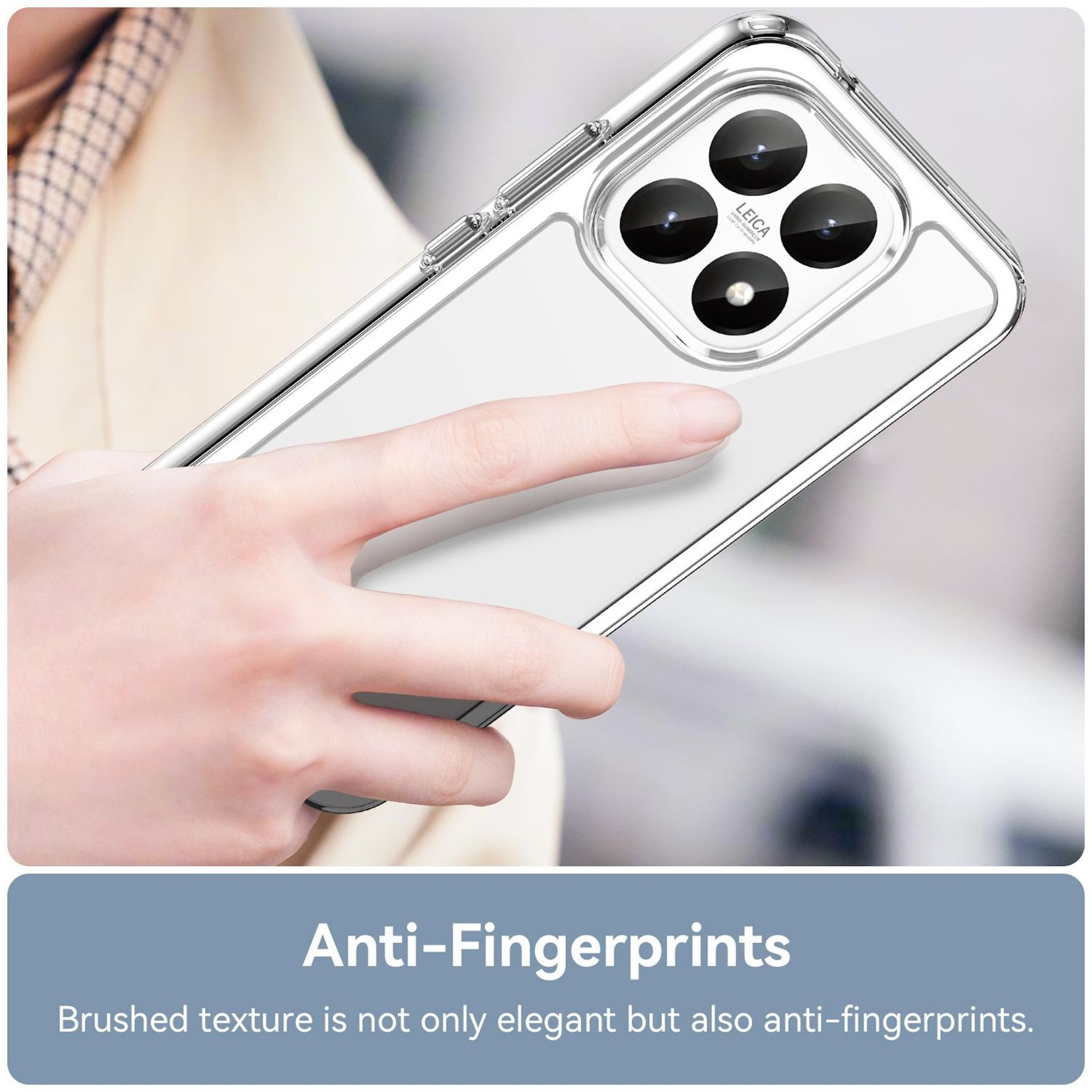 Eine Hand hält eine transparente Handyhülle mit einem Leica-Kameraobjektiv. Die Hülle scheint Anti-Fingerprint zu sein.