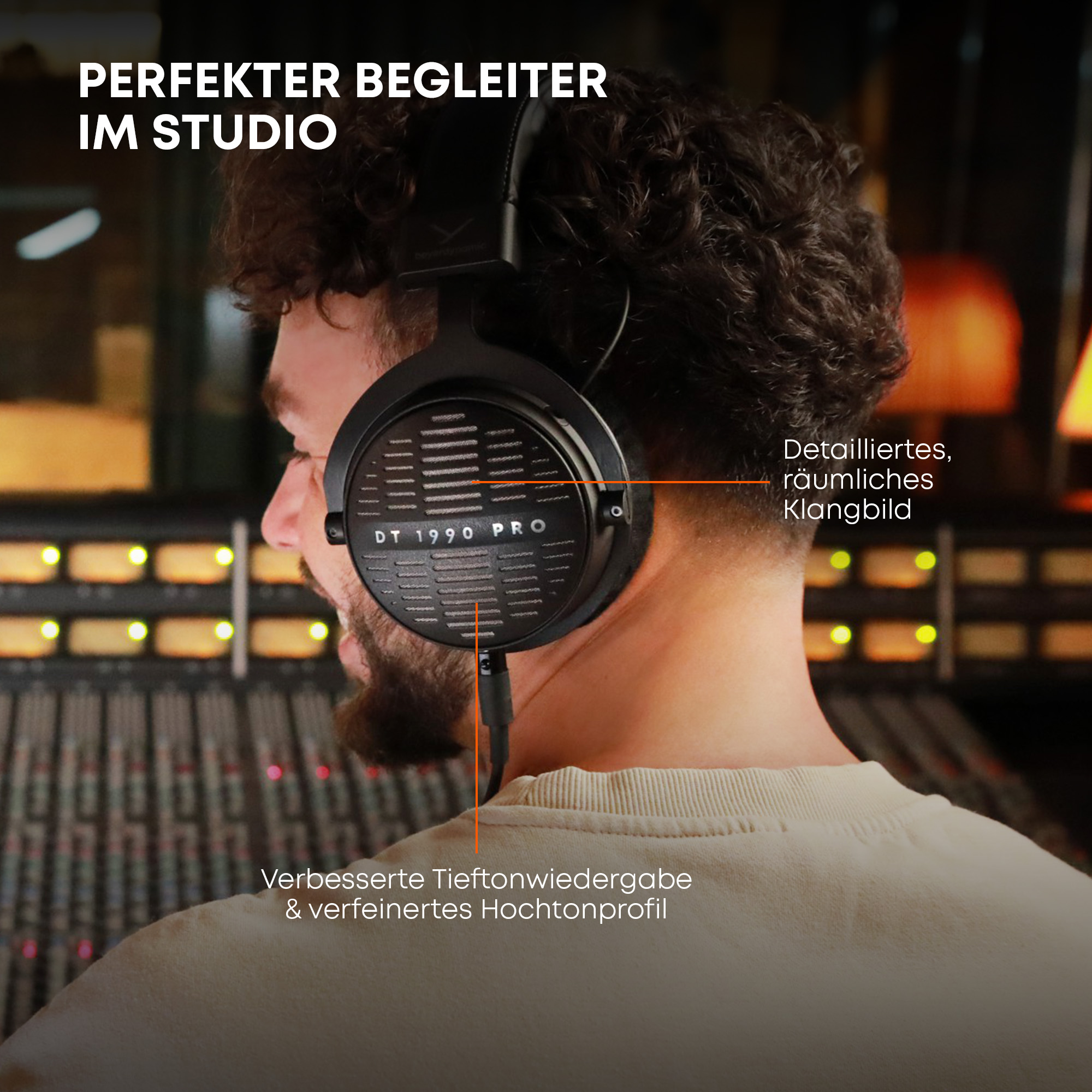 Mężczyzna w czarnych słuchawkach, na słuchawkach napis DT 1990 PRO. Tło jest rozmyte.