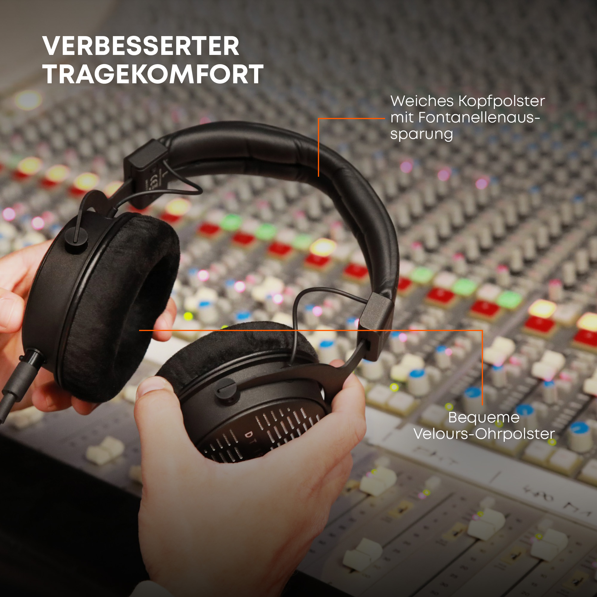 Osoba trzyma czarne słuchawki przed konsolą mikserską. Tekst wskazuje na wygodę noszenia. Widoczne miękkie nauszniki.