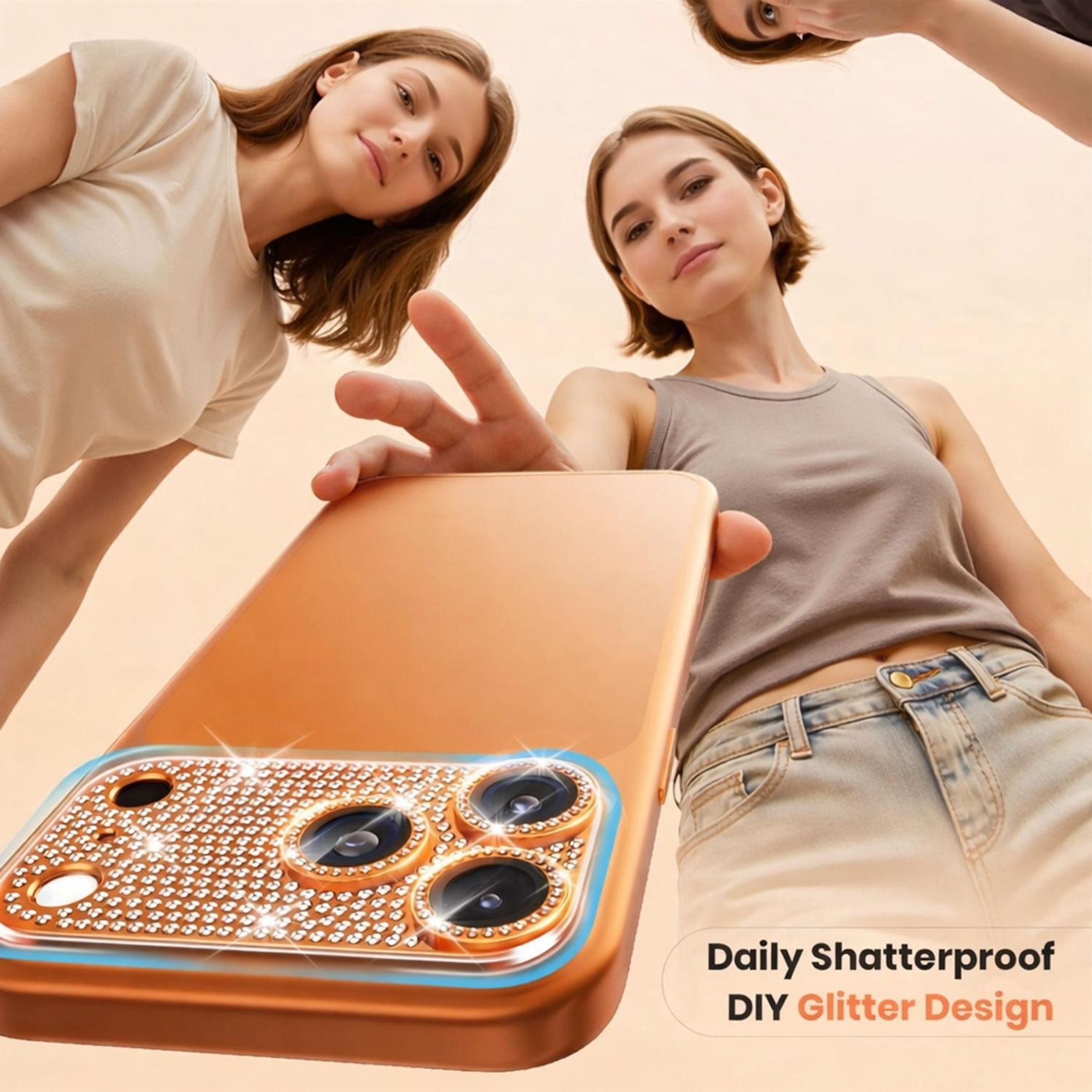 Tre donne guardano una custodia per telefono con un design glitterato. Testo: Daily Shatterproof DIY Glitter Design.
