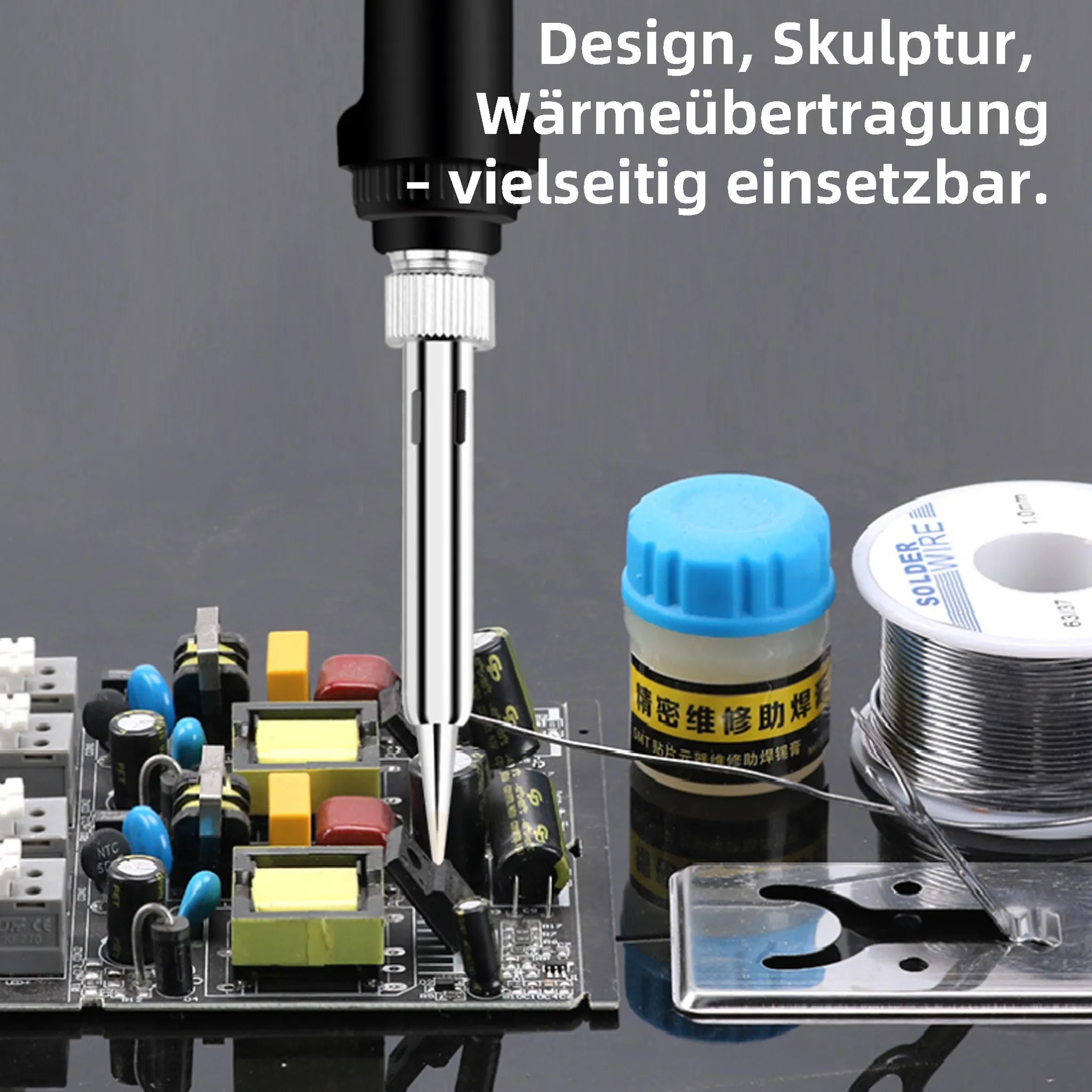 Lötkolben über einer Leiterplatte mit Komponenten, Lötdraht und einem blau gekappten Glas.