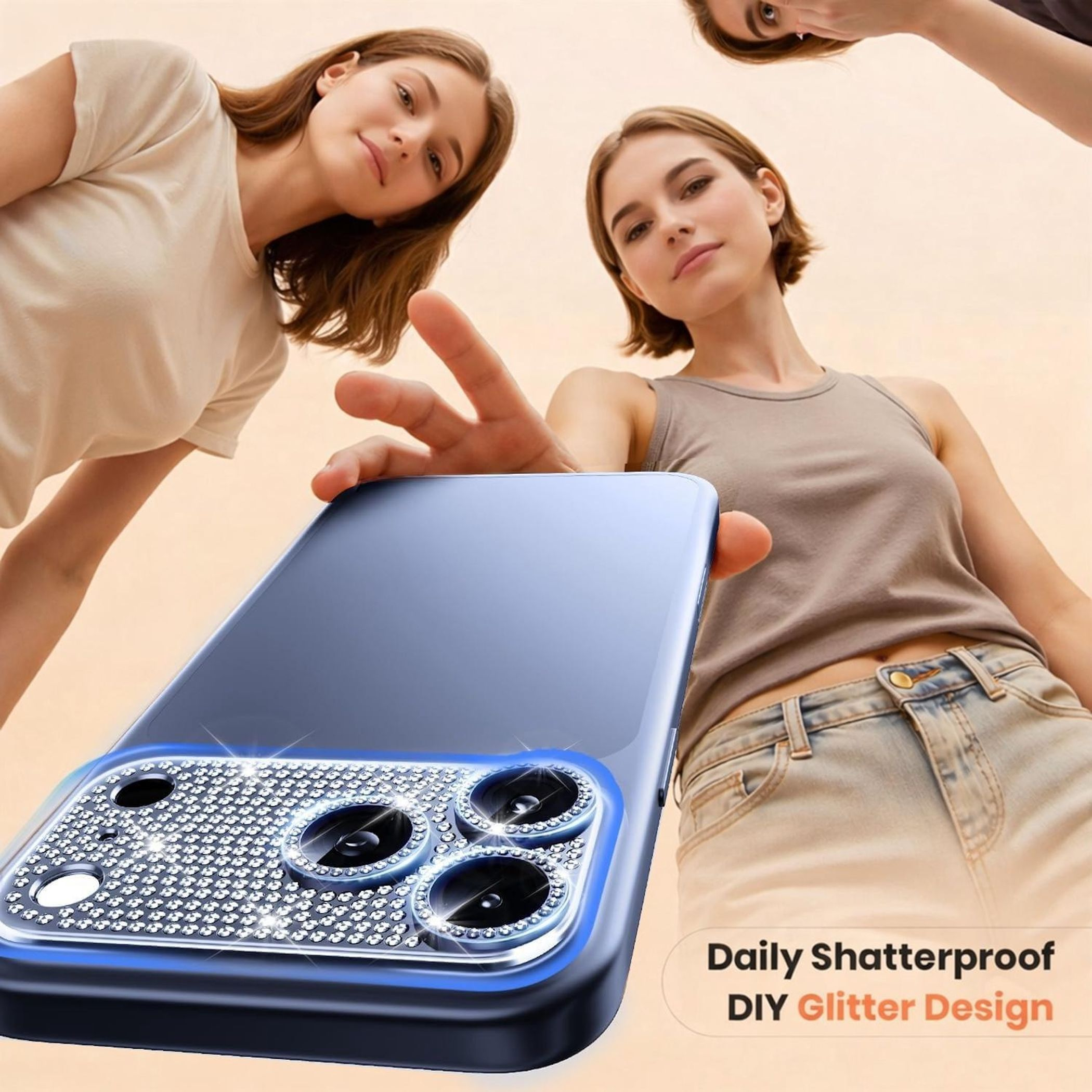 Tre donne e una custodia per telefono con glitter, che promuove un design infrangibile.