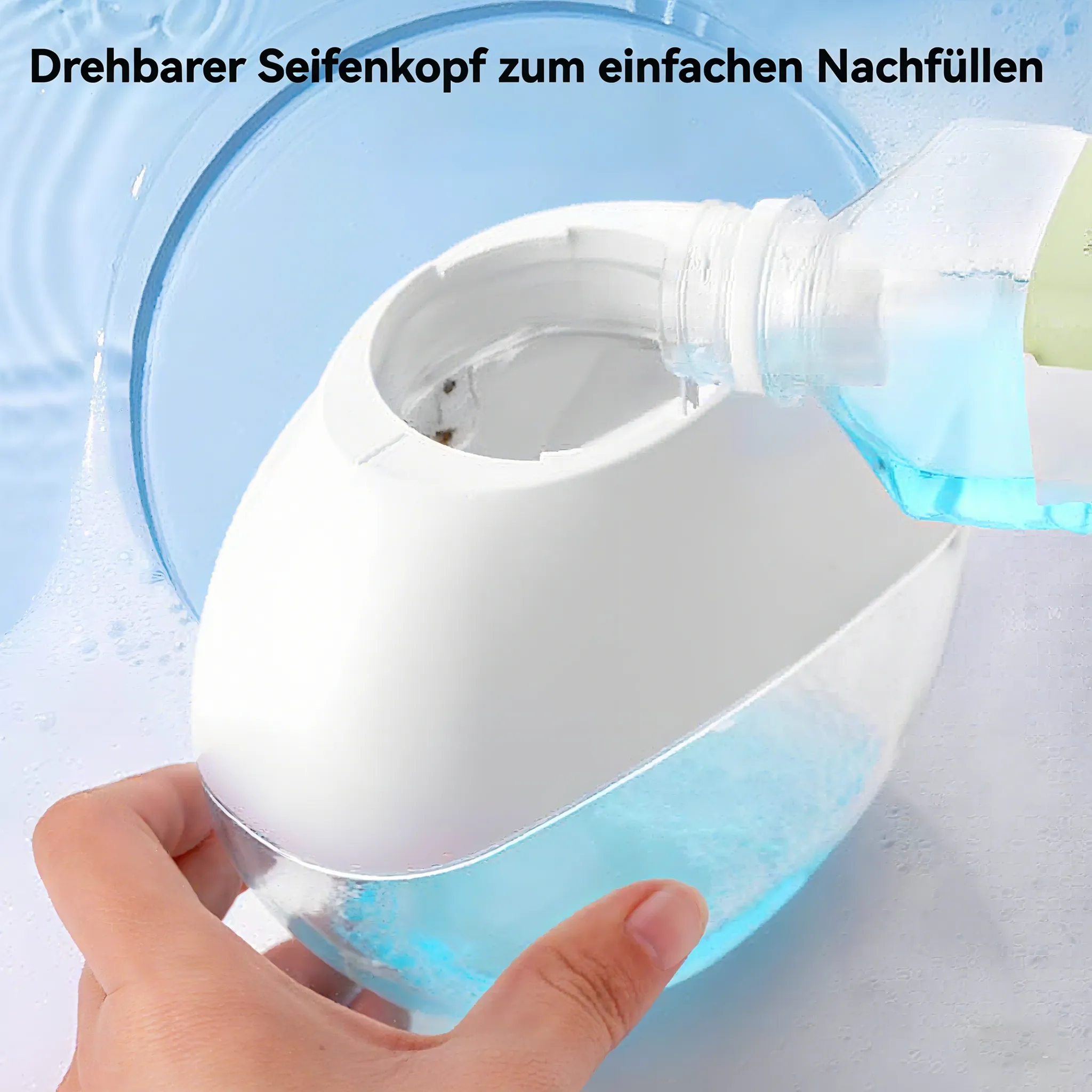 Eine Hand gießt blaue Flüssigkeit in einen weißen Seifenspender. Der Spender hat einen klaren Boden. Text oben.
