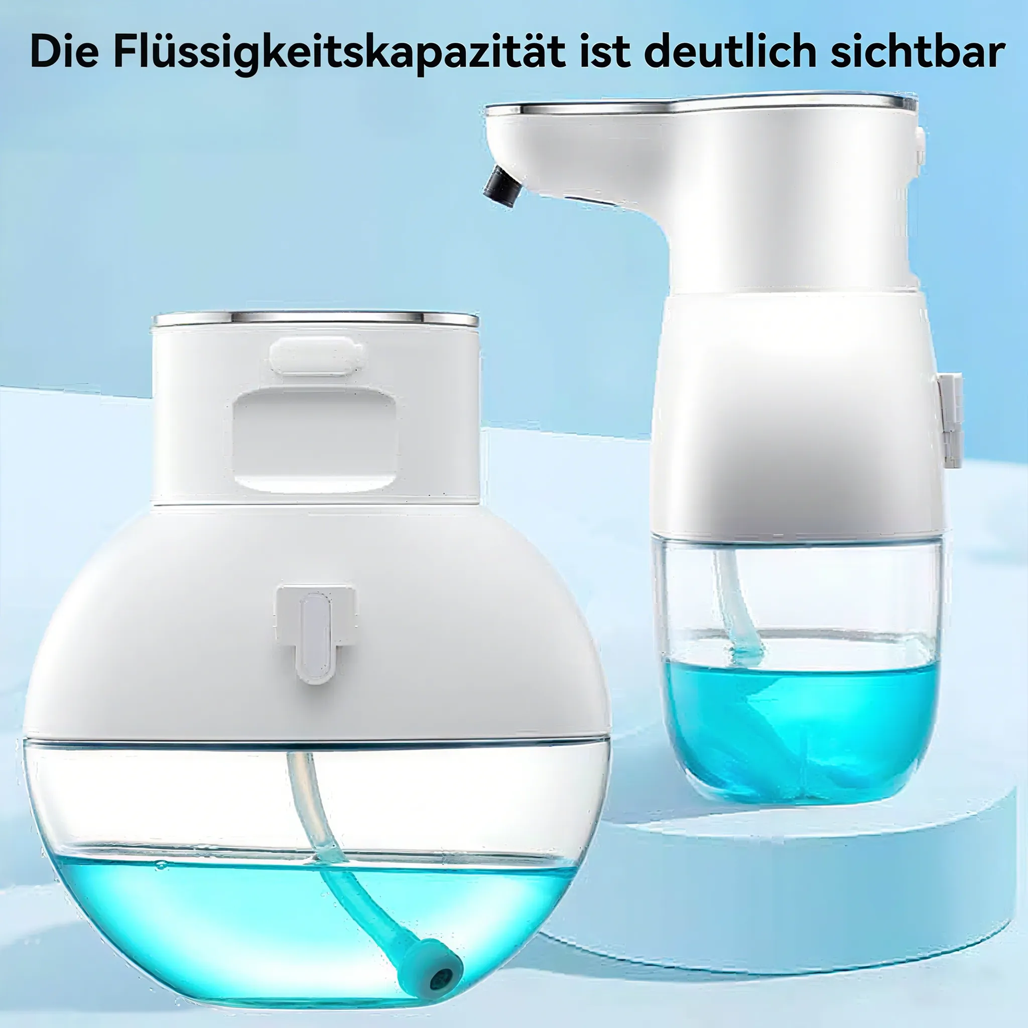 Zwei weiße Seifenspender mit blauer Flüssigkeit, vor hellblauem Hintergrund.