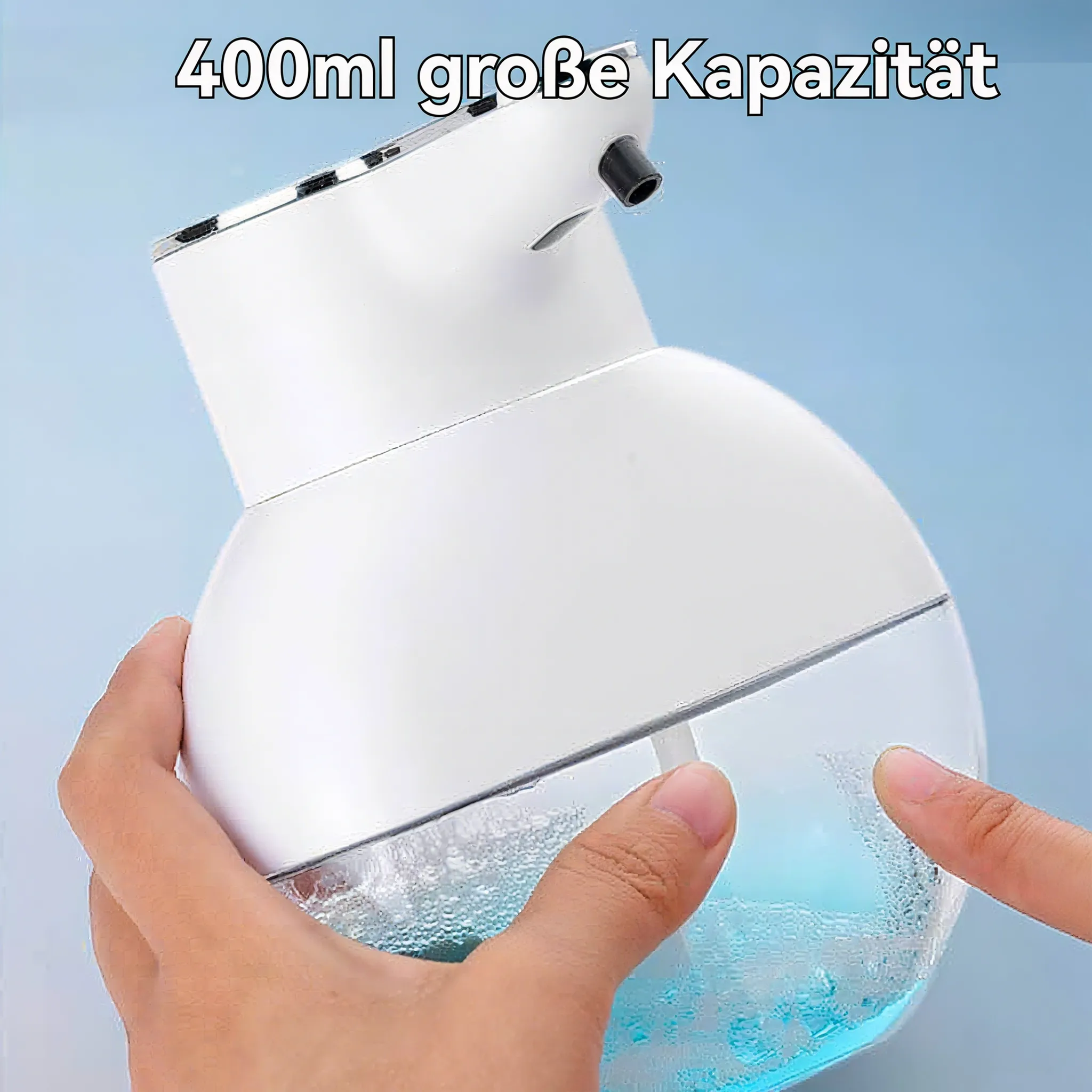 Ein weißer Seifenspender mit transparentem Boden, gefüllt mit blauer Flüssigkeit. Hände berühren den Spender.