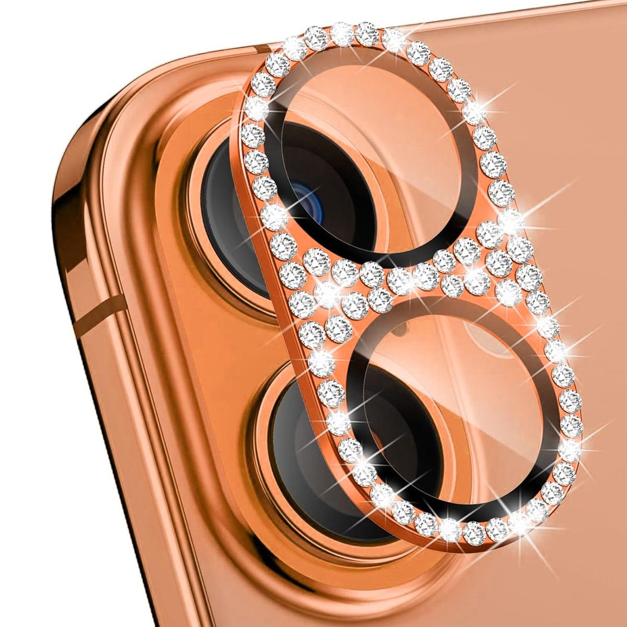 Un telefono color oro rosa con un proteggi lente tempestato di diamanti. Il proteggi ha due aperture per le lenti della fotocamera.