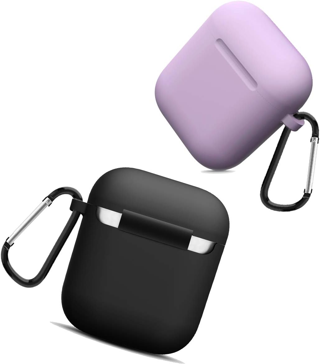 Zwei AirPod-Hüllen: eine schwarze, eine lavendelfarbene. Beide haben Karabinerhaken.