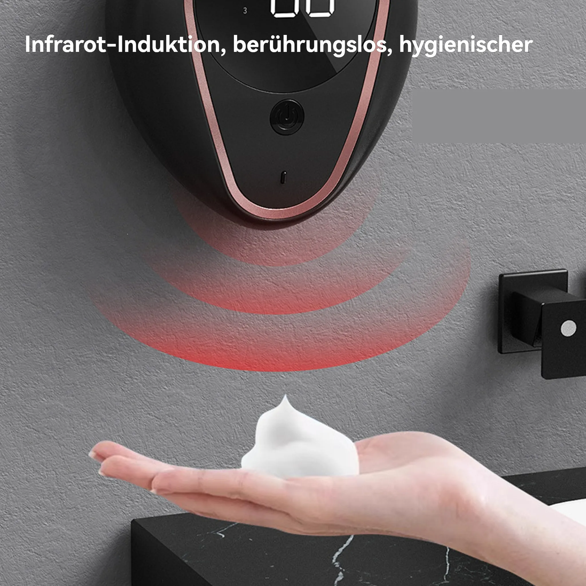 Eine Hand hält Schaum unter einem Seifenspender. Der Spender ist schwarz und roségold.
