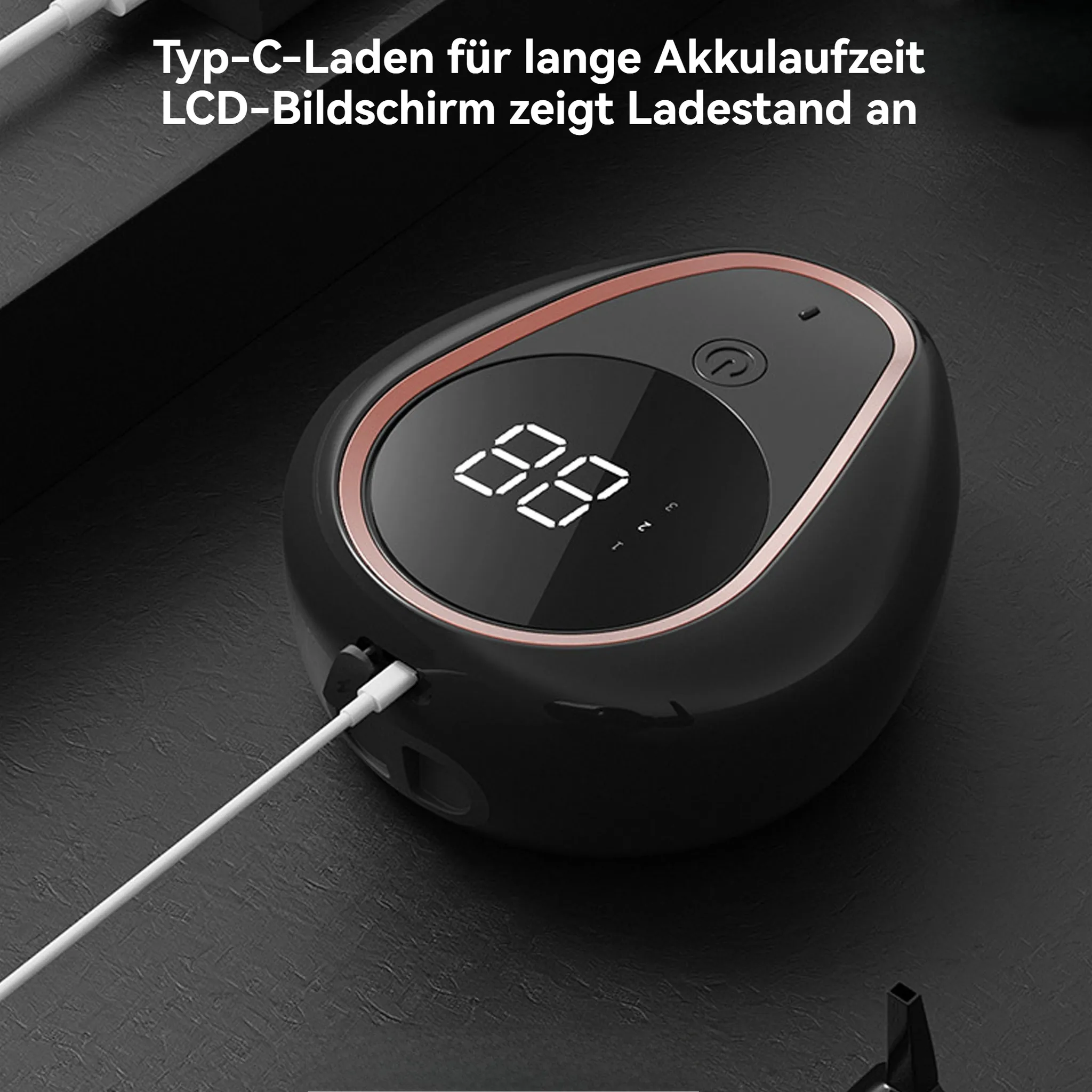 Schwarzes Gerät mit 88-Anzeige, verbunden mit weißem Kabel. Liegt auf dunkler Oberfläche.