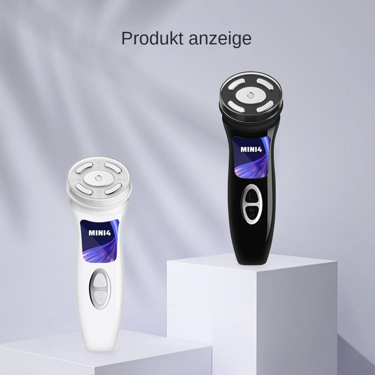 Zwei Gesichtsgeräte, eines weiß, eines schwarz, stehen auf weißen Podesten vor einem hellen Hintergrund. Oben steht 'Produkt Anzeige'.