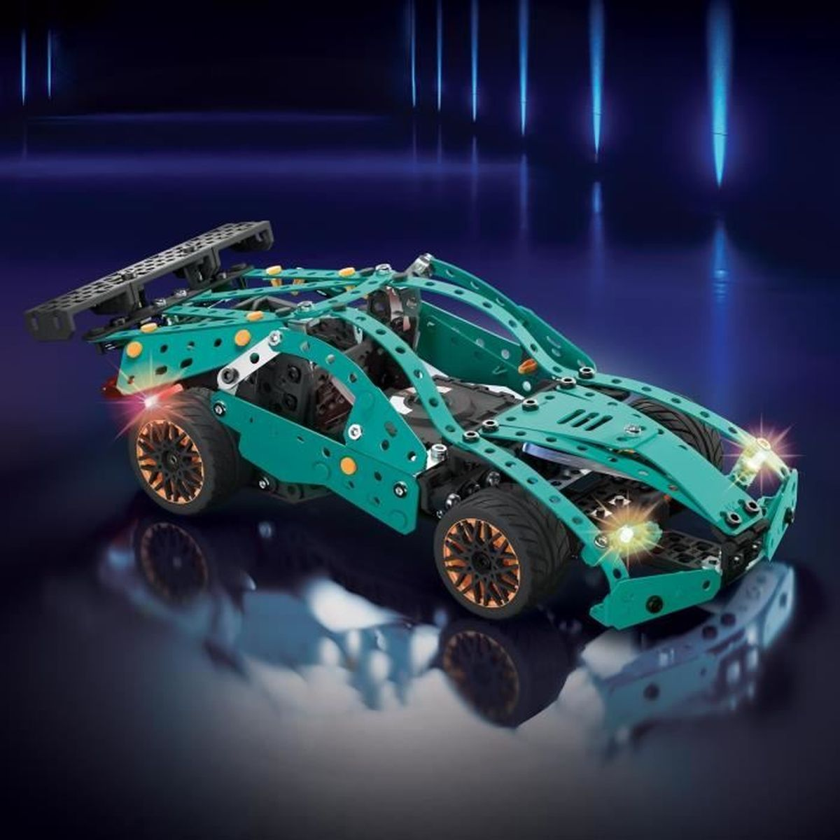 Ein tealfarbenes Konstruktionsauto mit orangen Rädern und schwarzen Reifen. Lichter sind an. Dunkelblauer Hintergrund mit vertikalen Lichtstreifen.