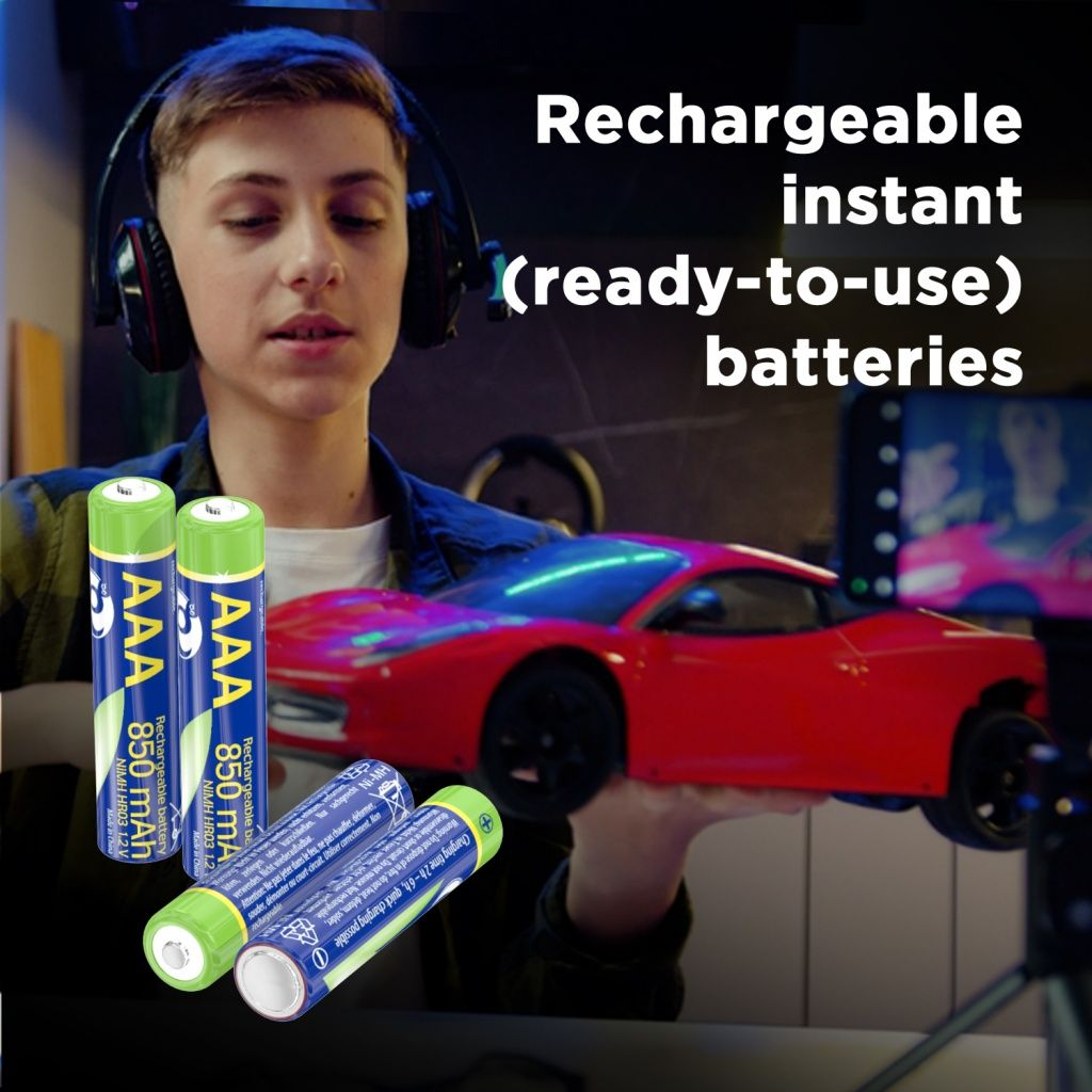 Een persoon met een koptelefoon houdt een rode speelgoedauto vast. AAA-batterijen op de voorgrond, tekst: oplaadbare batterijen.