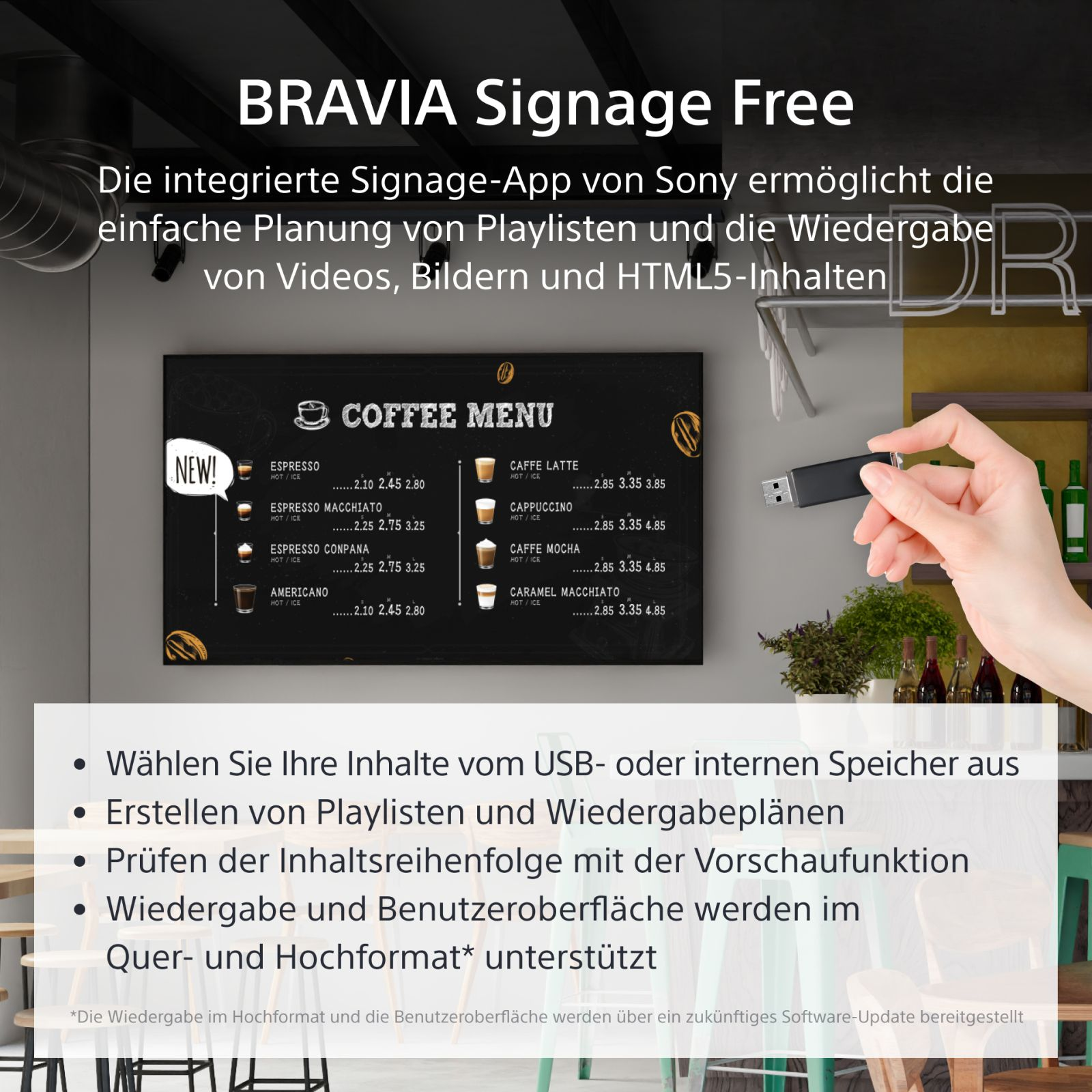 Una mano tiene una chiavetta USB sopra un menu di caffè, promuovendo Bravia Signage Free.