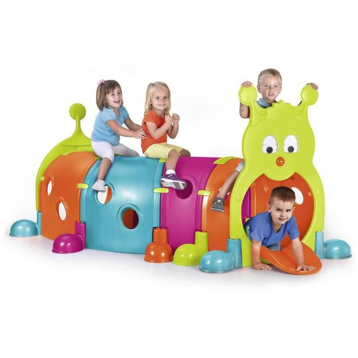 Quattro bambini giocano su una struttura di gioco a forma di bruco. Due bambini sono seduti sopra, uno sale all'interno e un altro sta per scivolare.