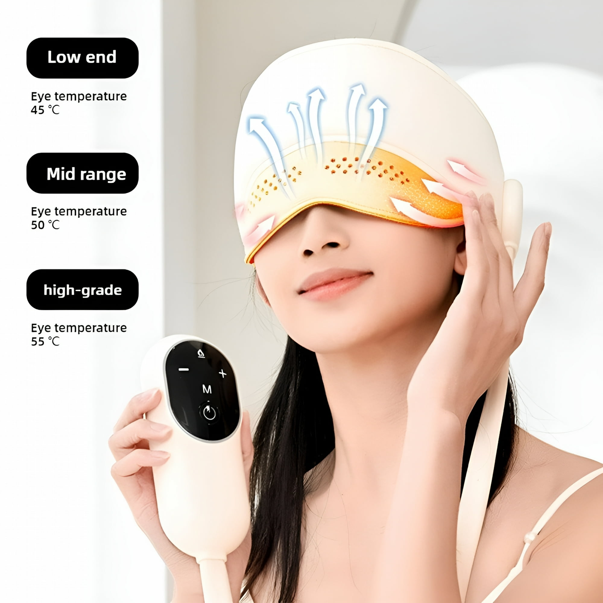 Eine Frau trägt ein Augenmassagegerät. Das Gerät ist weiß mit einem Controller. Text zeigt Temperatureinstellungen.