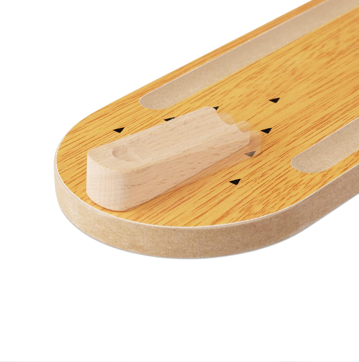 Holztablett mit hellbrauner Holzmaserung, einem hellen Holzblock und schwarzen Dreiecken. Der Hintergrund ist weiß.