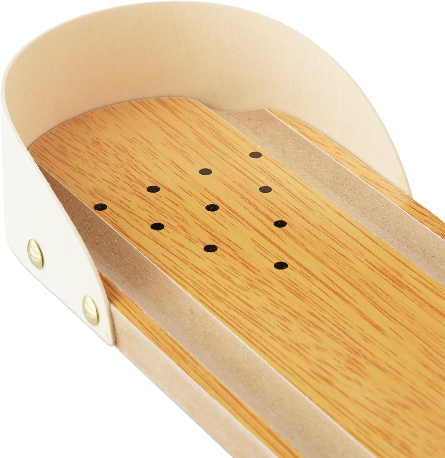 Nahaufnahme eines Holz-Shuffleboard-Spiels. Das Holz ist hellbraun mit schwarzen Punkten. Es hat eine weiße Rückwand und Seitenschienen.