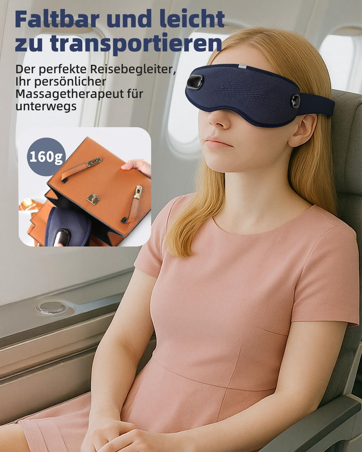 Eine Frau mit einer marineblauen Augenmaske sitzt in einem Flugzeug. Eine Tasche mit anderen Gegenständen befindet sich in einer kleineren Box.