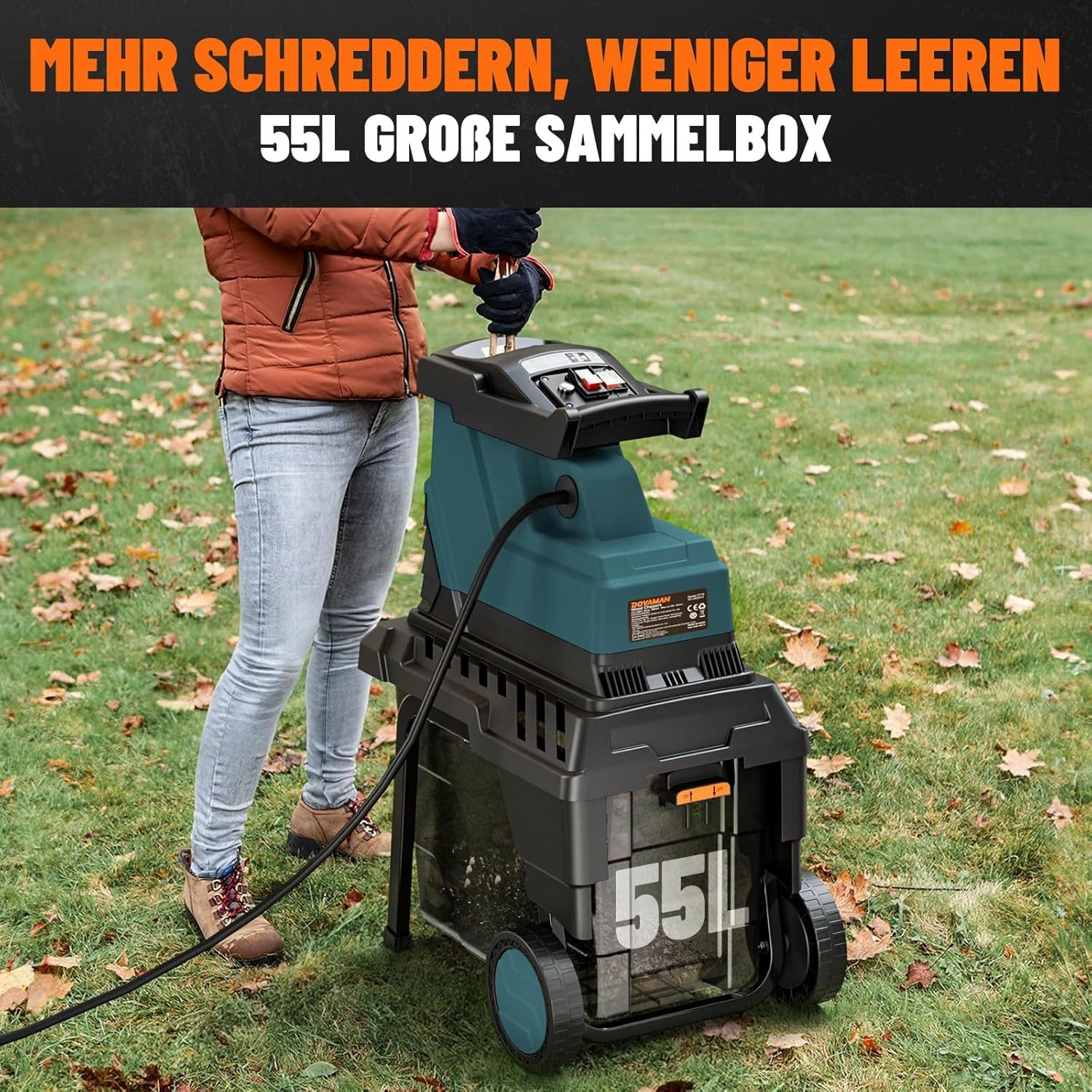 Eine Person bedient einen teal- und schwarzen Holzhacker auf einem grünen Rasen. Der Text oben lautet: Mehr zerkleinern, weniger leeren.