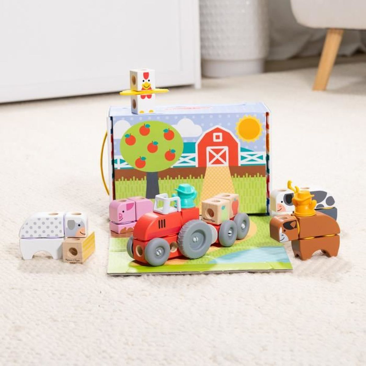 Juego de juguetes de granja de madera con tractor, bloques de animales y un fondo de escena de granja. Incluye bloques de cerdo, vaca, pollo y elefante.