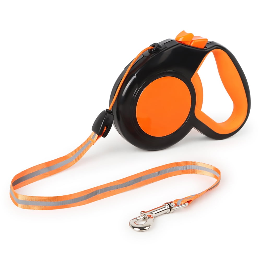Eine orangefarbene und schwarze einziehbare Hundeleine auf einer weißen Oberfläche. Die Leine hat einen reflektierenden Streifen und einen silbernen Metallverschluss.