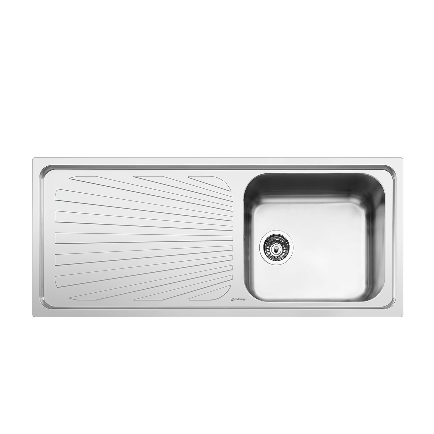 Un fregadero de cocina de acero inoxidable con diseño rectangular. Tiene un lavabo a la derecha y un área de drenaje con ranuras a la izquierda.