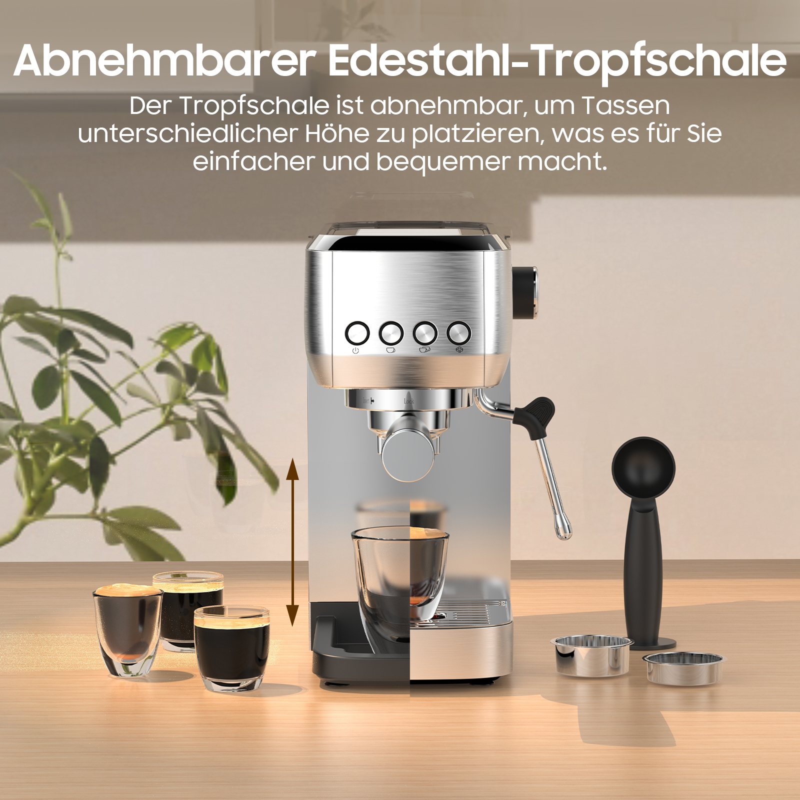 Espressomaschine mit drei Espressotassen. Sie ist silber und gold. Es gibt einen schwarzen Löffel.