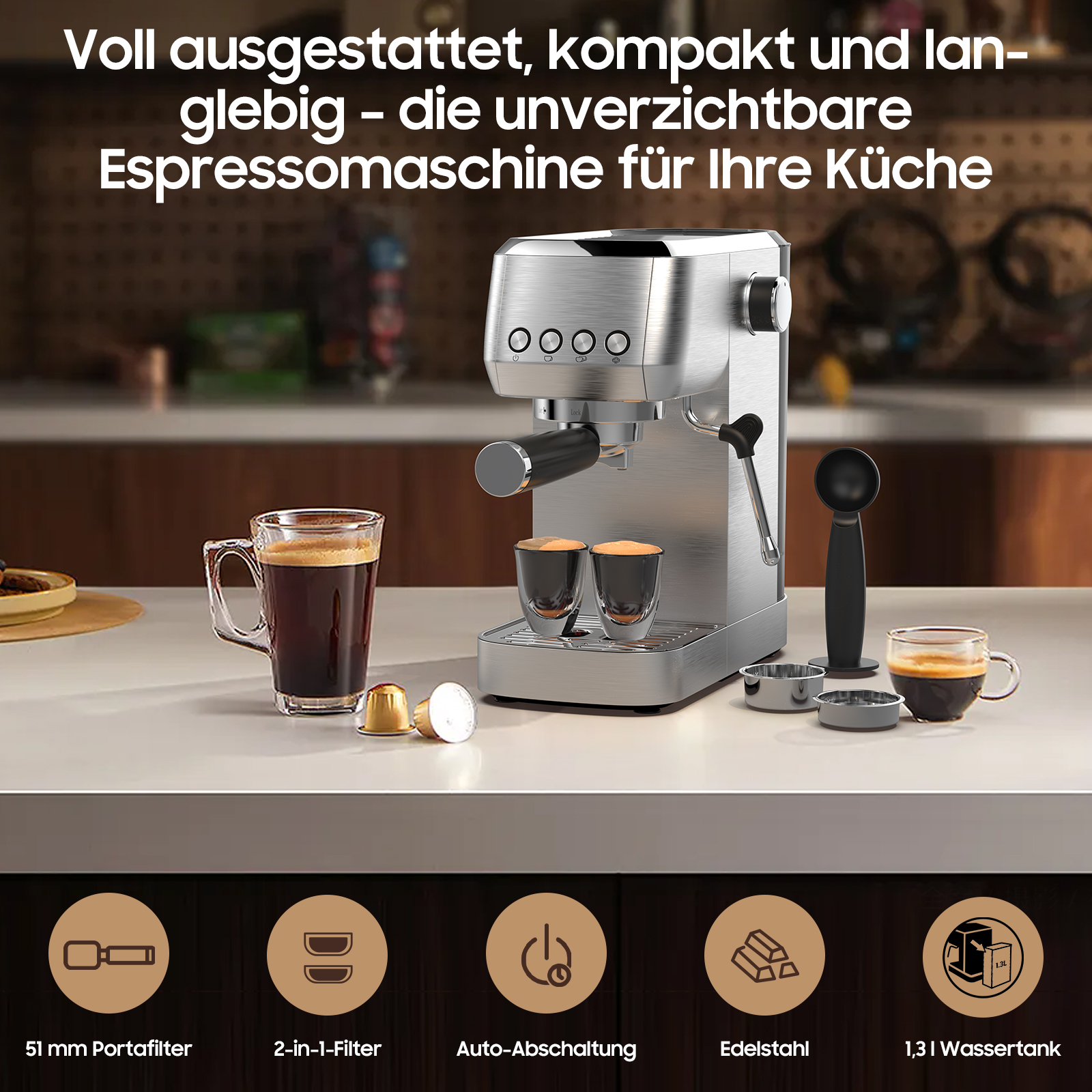 Eine silberne Espressomaschine mit Kaffeetassen, Kapseln und Zubehör auf einer Arbeitsplatte. Text-Overlay: Espressomaschine.