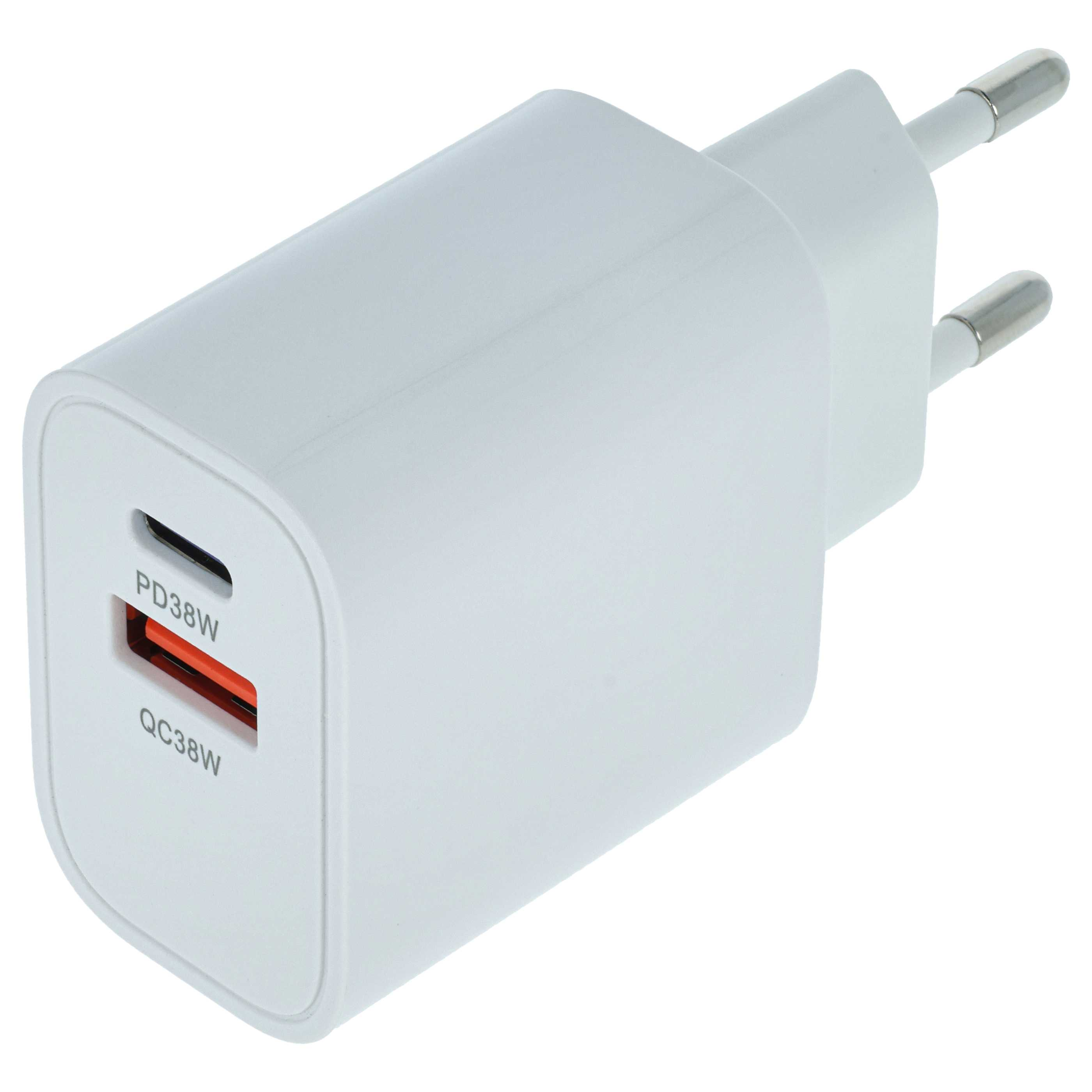 Ein weißes Ladegerät mit zwei silbernen Stiften. Es hat zwei USB-Anschlüsse, einen orangefarbenen und einen schwarzen.