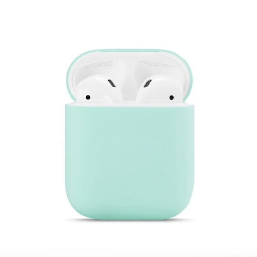 Offene mintgrüne AirPods-Hülle mit weißen AirPods im Inneren. Der Hintergrund ist schlicht weiß.
