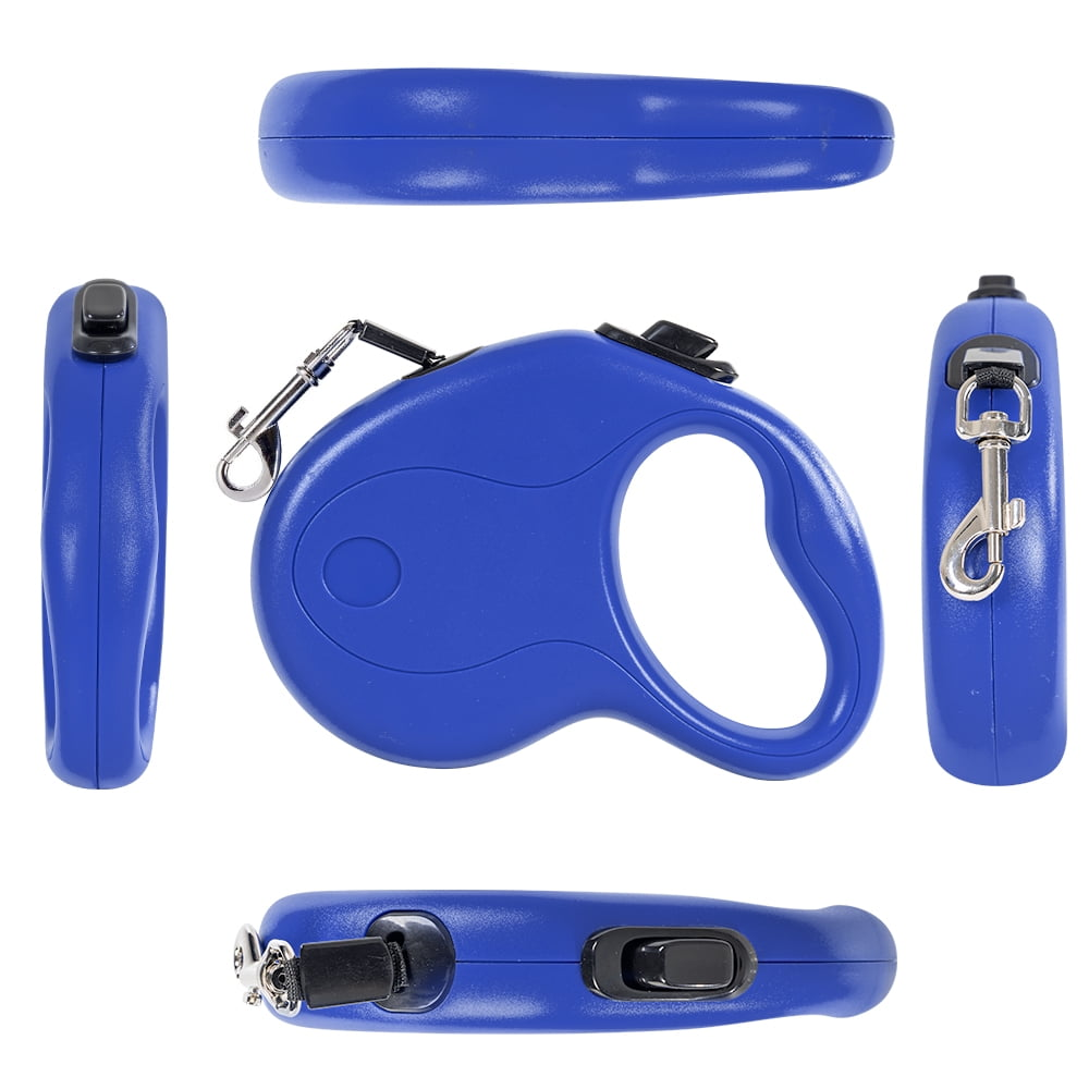 Eine blaue, ausziehbare Hundeleine, aus verschiedenen Blickwinkeln gezeigt. Sie hat einen Griff, einen Knopf, einen Metallhaken und eine einziehbare Schnur.