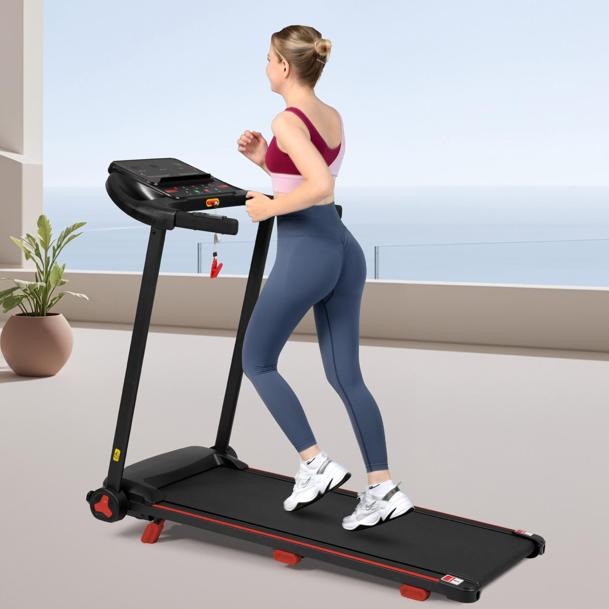 Eine Frau läuft auf einem Laufband. Sie trägt Leggings und einen Sport-BH. Der Hintergrund ist ein Meerblick.