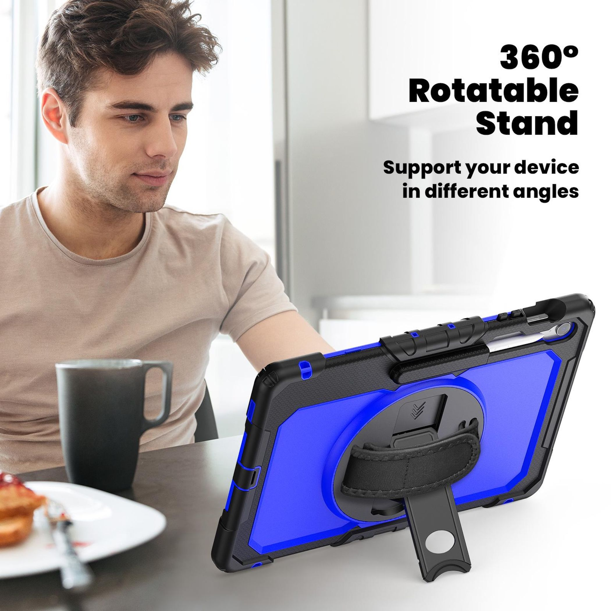 Mann betrachtet Tablet mit blauer Hülle und Ständer. Kaffeetasse, Essen auf einem Teller. Text: 360° drehbarer Ständer.