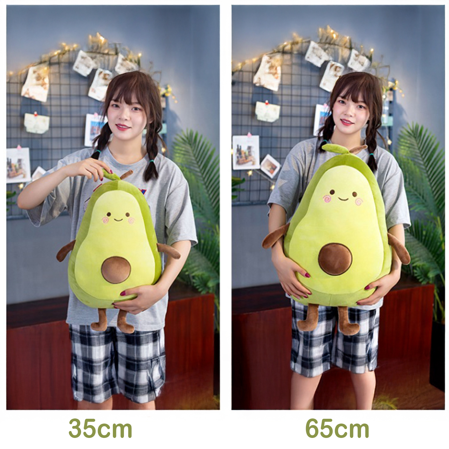 Una donna tiene in mano un grande peluche a forma di avocado. Indossa una maglietta grigia e pantaloncini a quadri. Lo sfondo ha una griglia decorativa e luci.