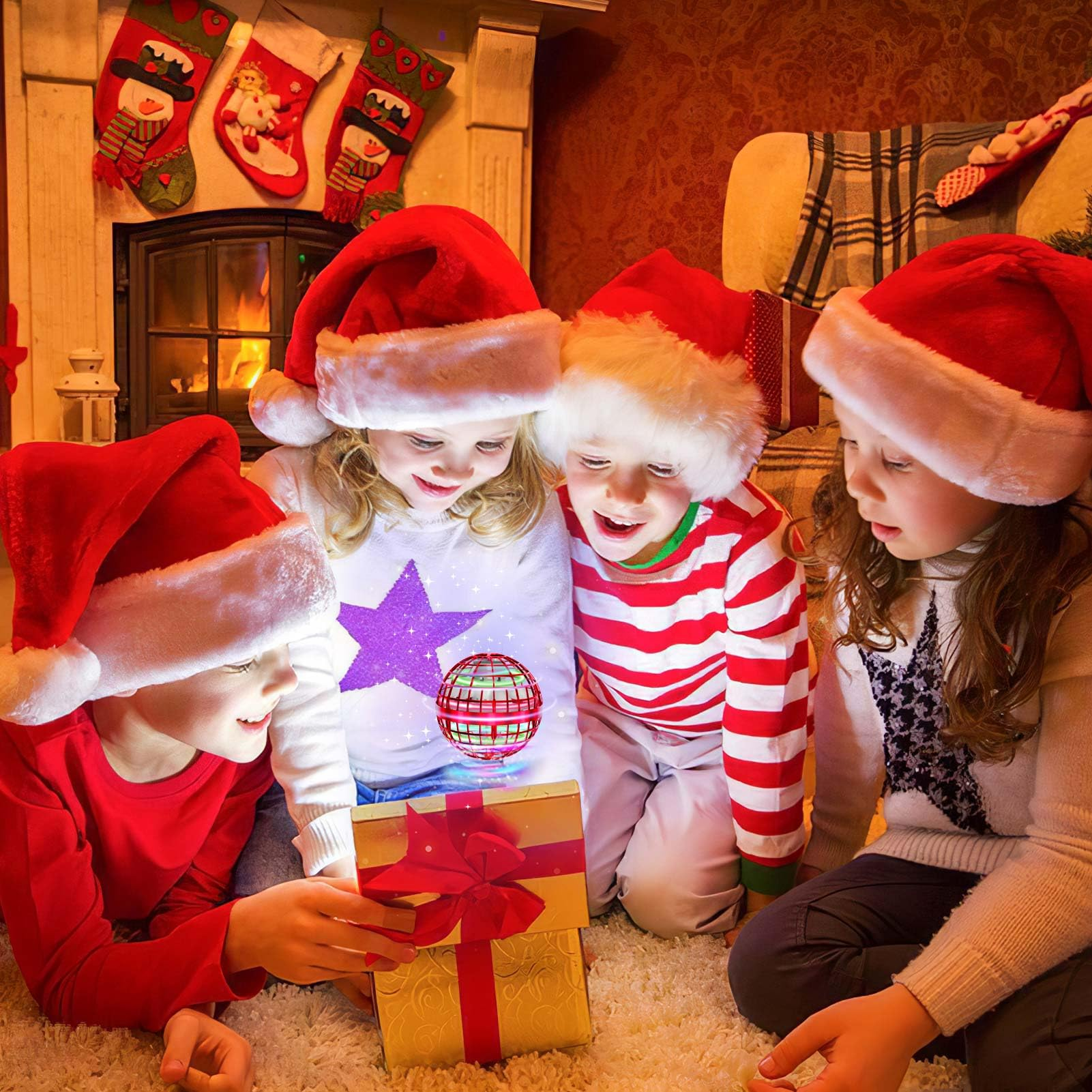 Kinder mit Weihnachtsmützen umgeben eine Geschenkbox. Eine leuchtende Kugel schwebt darüber. Kamin und Strümpfe im Hintergrund.