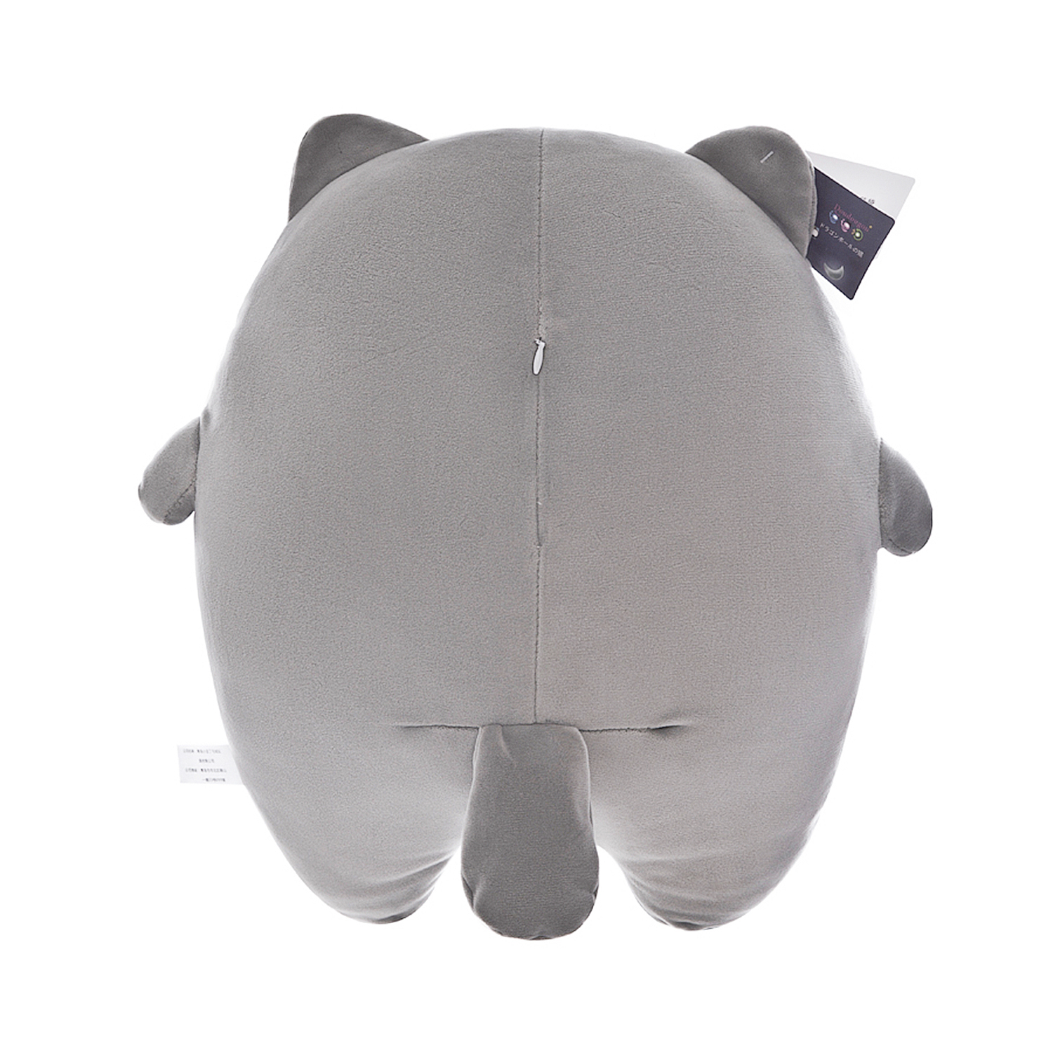 Un giocattolo a forma di gatto di peluche grigio con orecchie, braccia e coda. C'è un'etichetta. Lo sfondo è bianco.