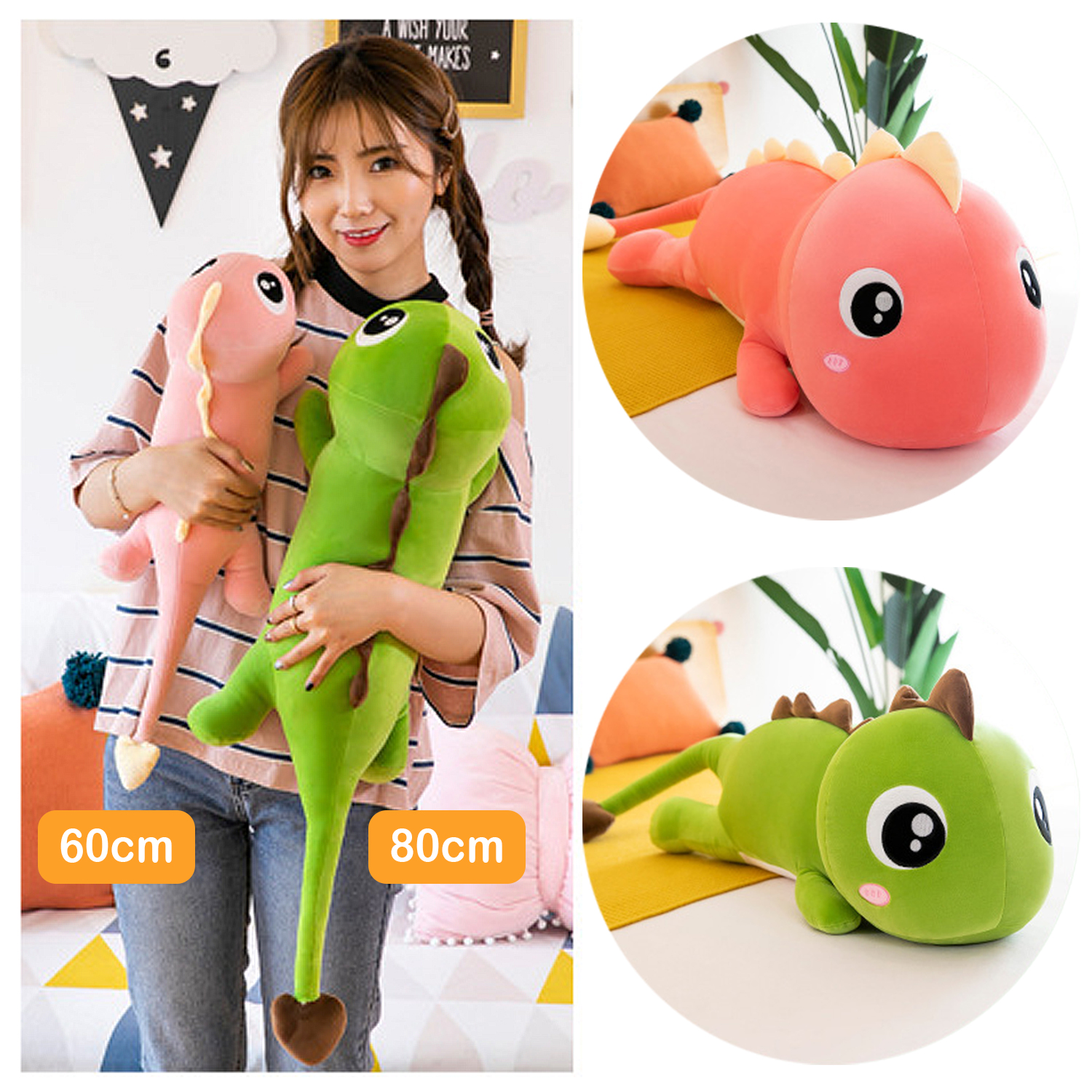 Una donna tiene in mano peluche di dinosauri rosa e verdi. I giocattoli sono di 60 cm e 80 cm. Lo sfondo include decorazioni murali e altri peluche.