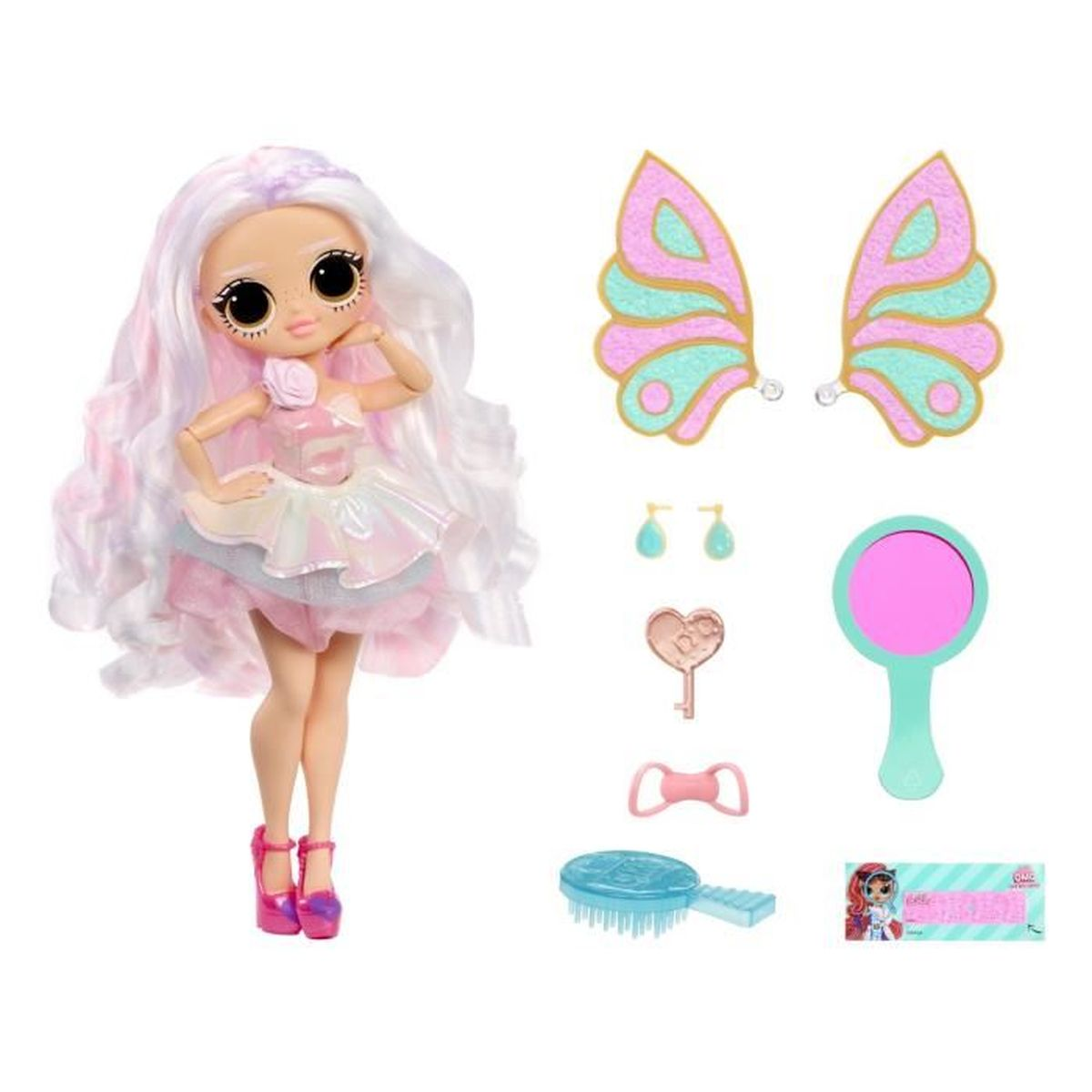 Eine Puppe mit langen, welligen, hellen Haaren, die ein rosa Kleid und Schuhe trägt. Zubehör umfasst Schmetterlingsflügel, einen Spiegel und einen Schlüssel.