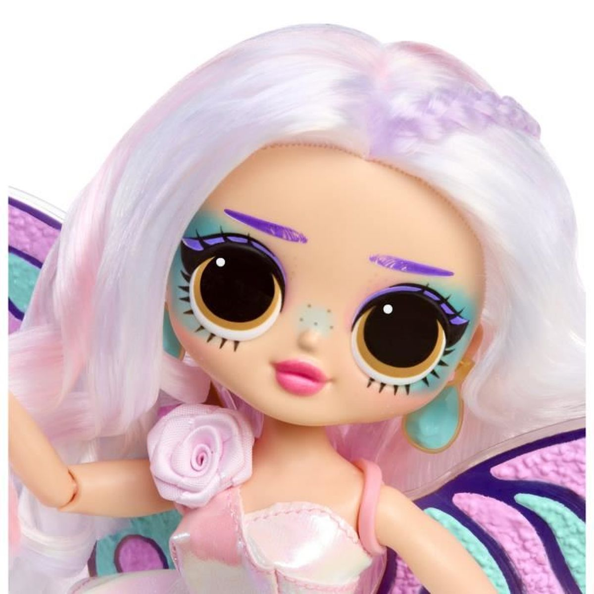 Eine Puppe mit weiß-rosa Haaren, großen Augen und farbenfrohem Make-up. Sie trägt ein rosa Kleid und hat Schmetterlingsflügel. Eine Blume ist auf ihrer Schulter.
