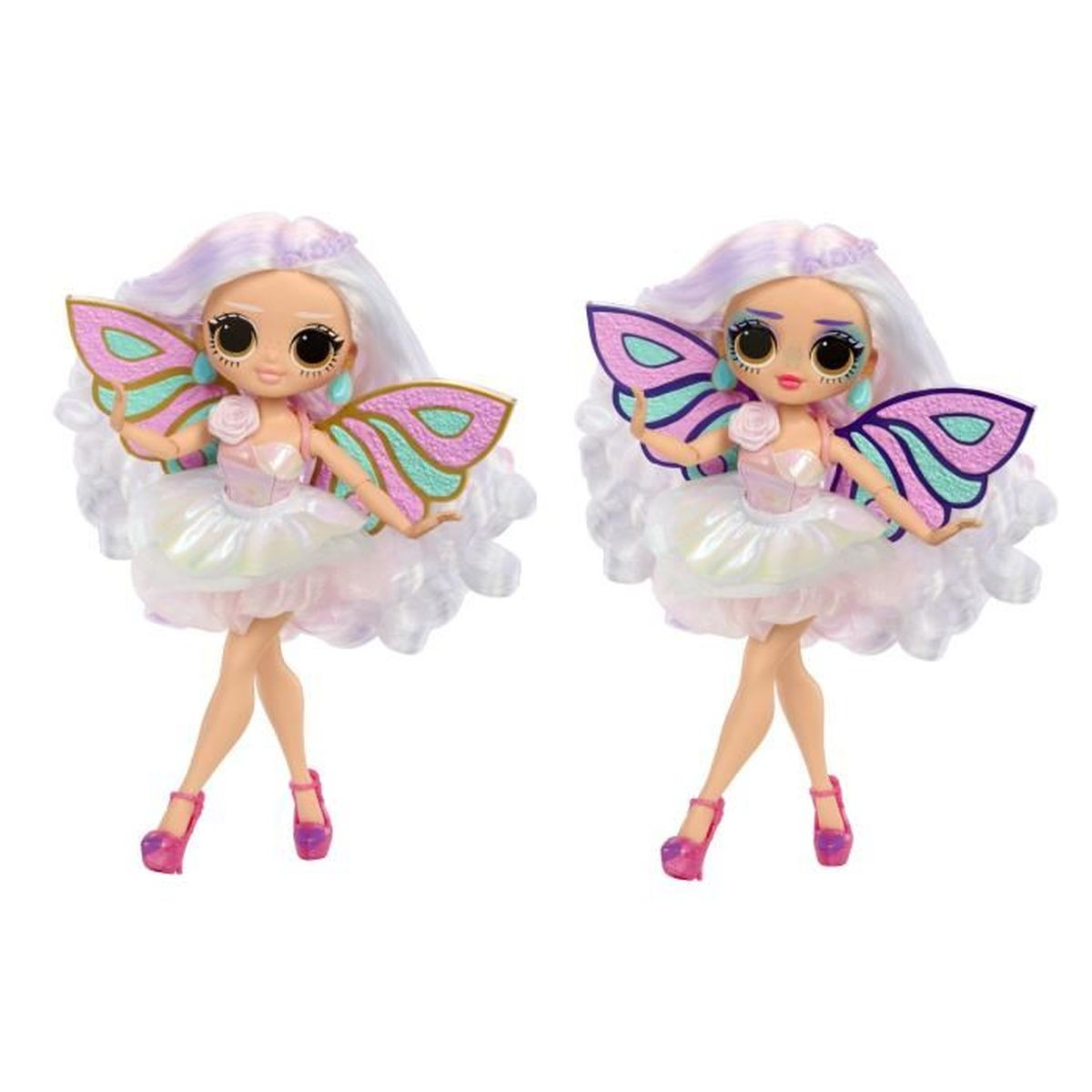 Zwei Puppen mit Schmetterlingsflügeln, weißem Haar und rosa Kleidern. Sie tragen rosa Schuhe. Die Flügel sind rosa, teal und lila.