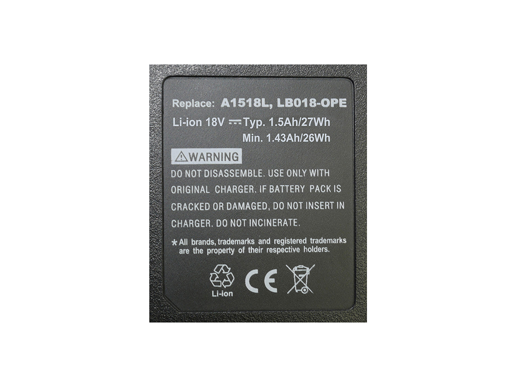 Schwarzes Etikett mit weißem Text. Es enthält Batterieinformationen, Warnhinweise und Recycling-Symbole. Der Hintergrund ist weiß.