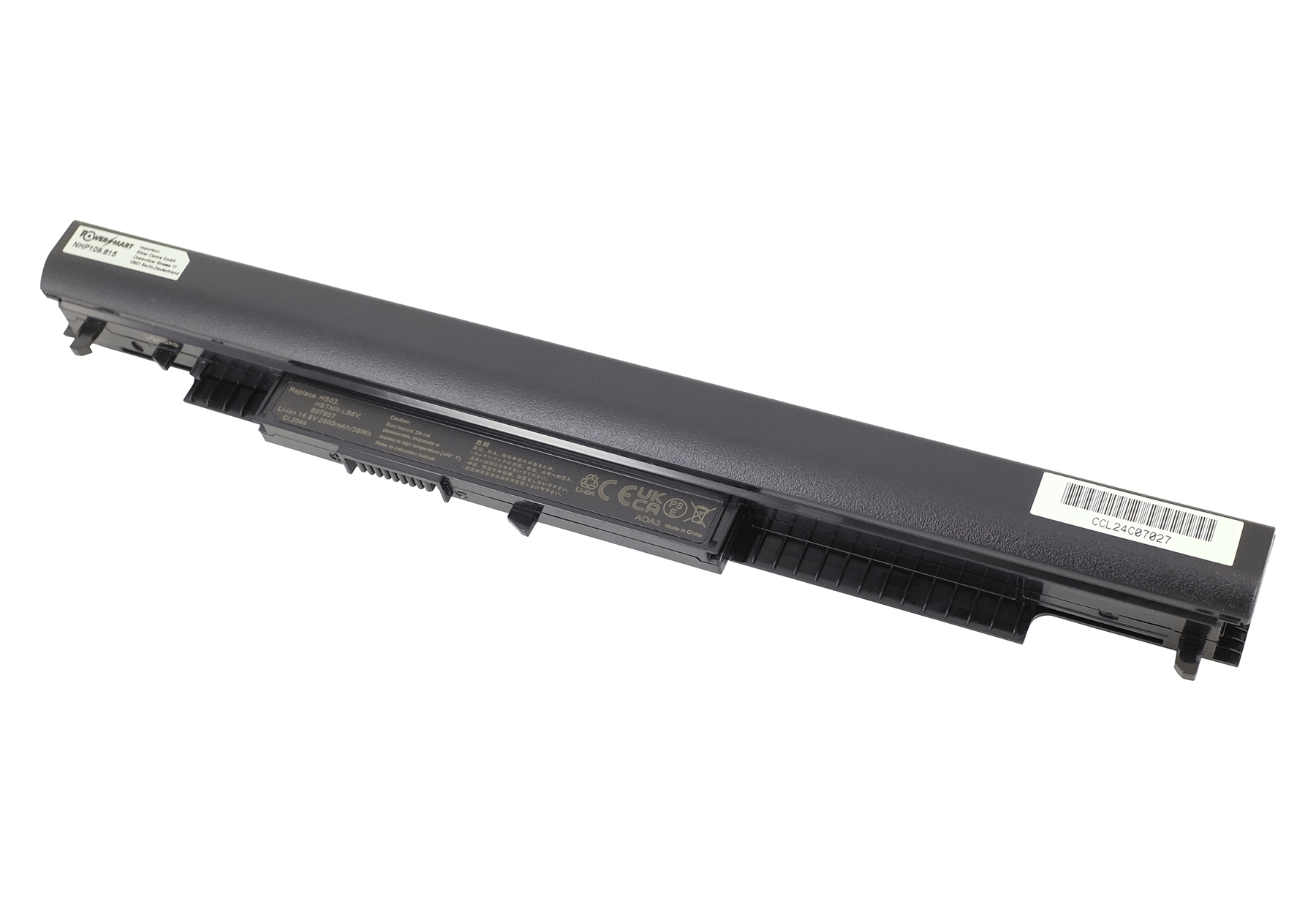 Ein schwarzer Laptop-Akku mit Etiketten, Text und einem Barcode. Der Akku befindet sich auf weißem Hintergrund und ist leicht angewinkelt.