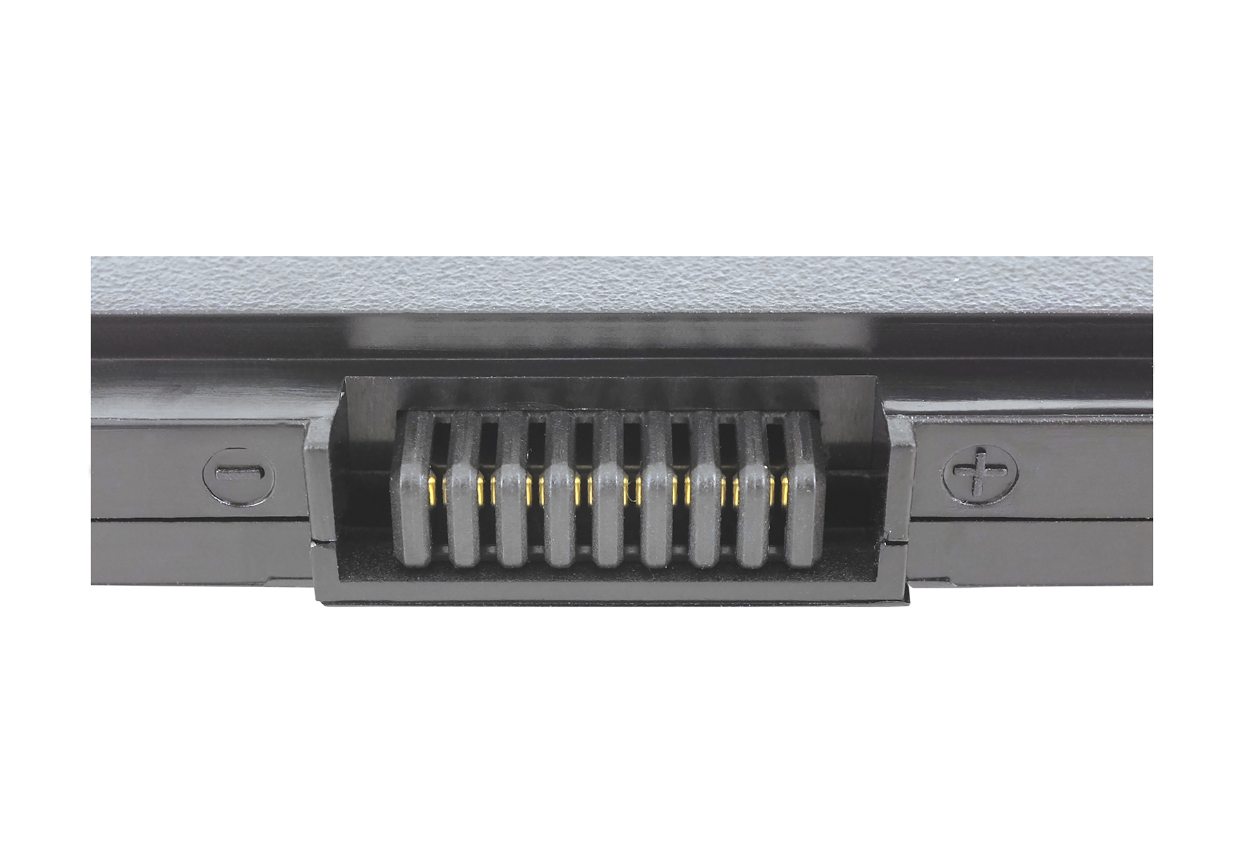 Nahaufnahme eines schwarzen Laptop-Batterieanschlusses mit Goldstiften. Positive und negative Symbole sind sichtbar.