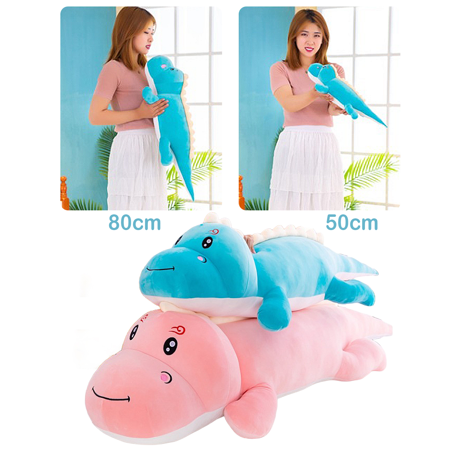 Una donna che tiene in mano un dinosauro di peluche blu. Sotto, un peluche di dinosauro blu è sopra un peluche di ippopotamo rosa.